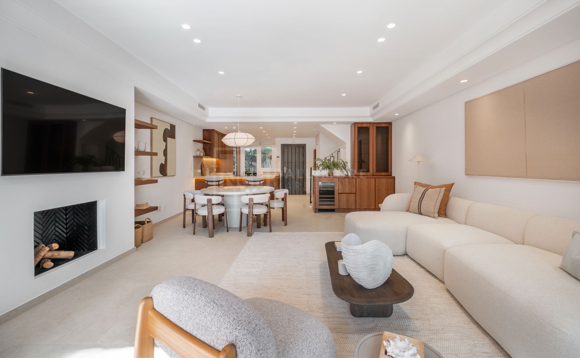 Renovated 4 Bedroom Golden Mile Townhouse With Rooftop Solarium And Private Garden