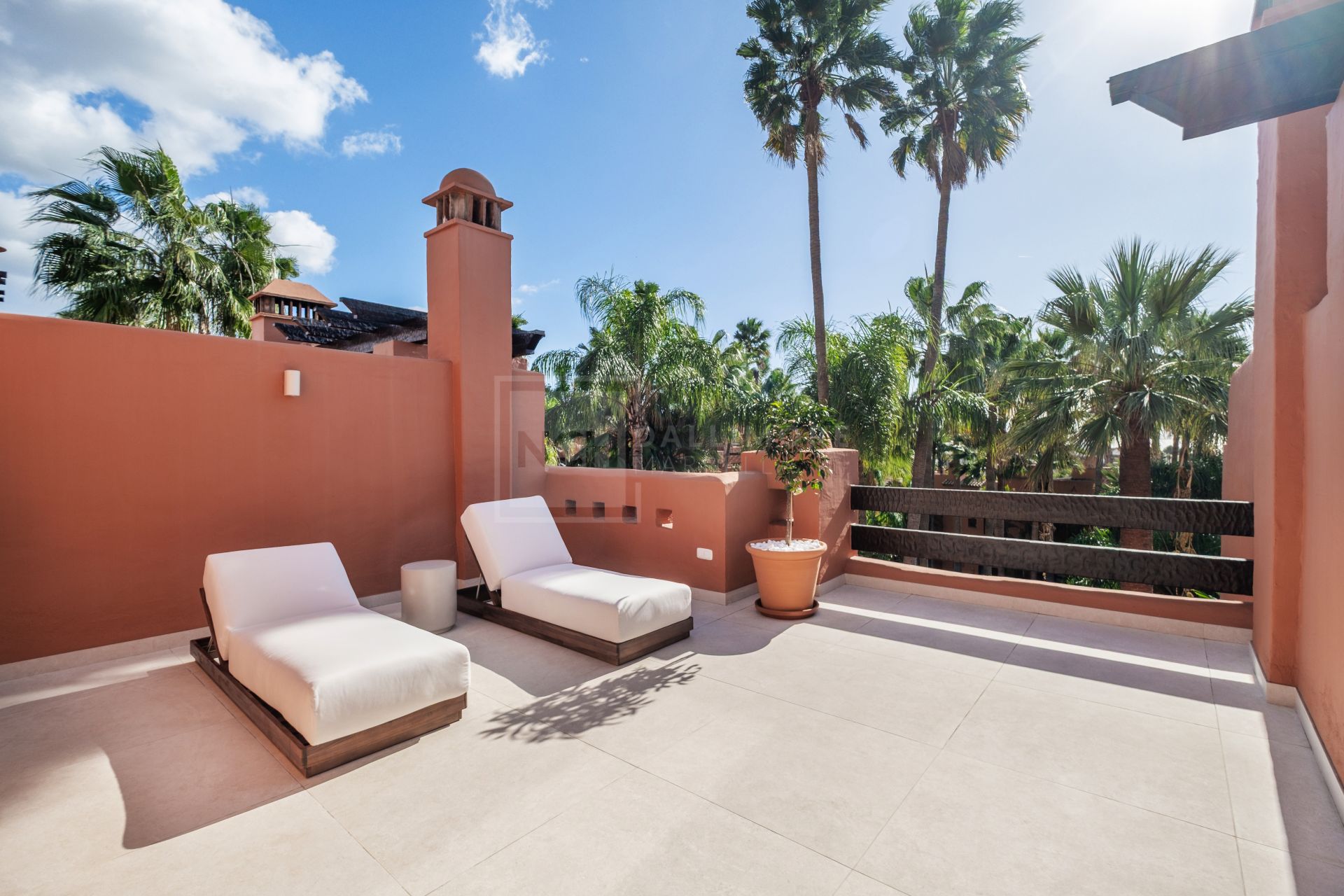 Renovated 4 Bedroom Golden Mile Townhouse With Rooftop Solarium And Private Garden