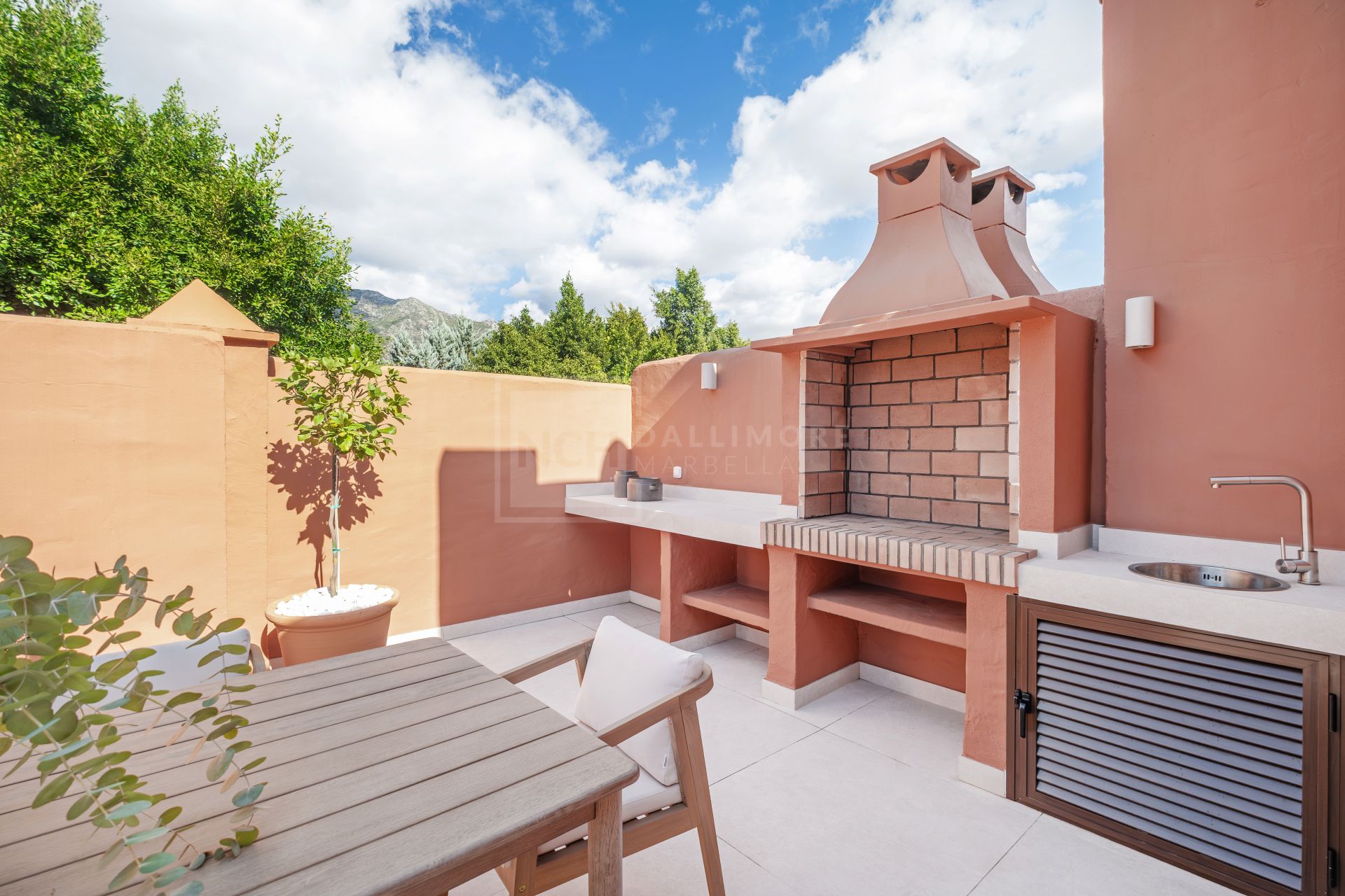 Renovated 4 Bedroom Golden Mile Townhouse With Rooftop Solarium And Private Garden