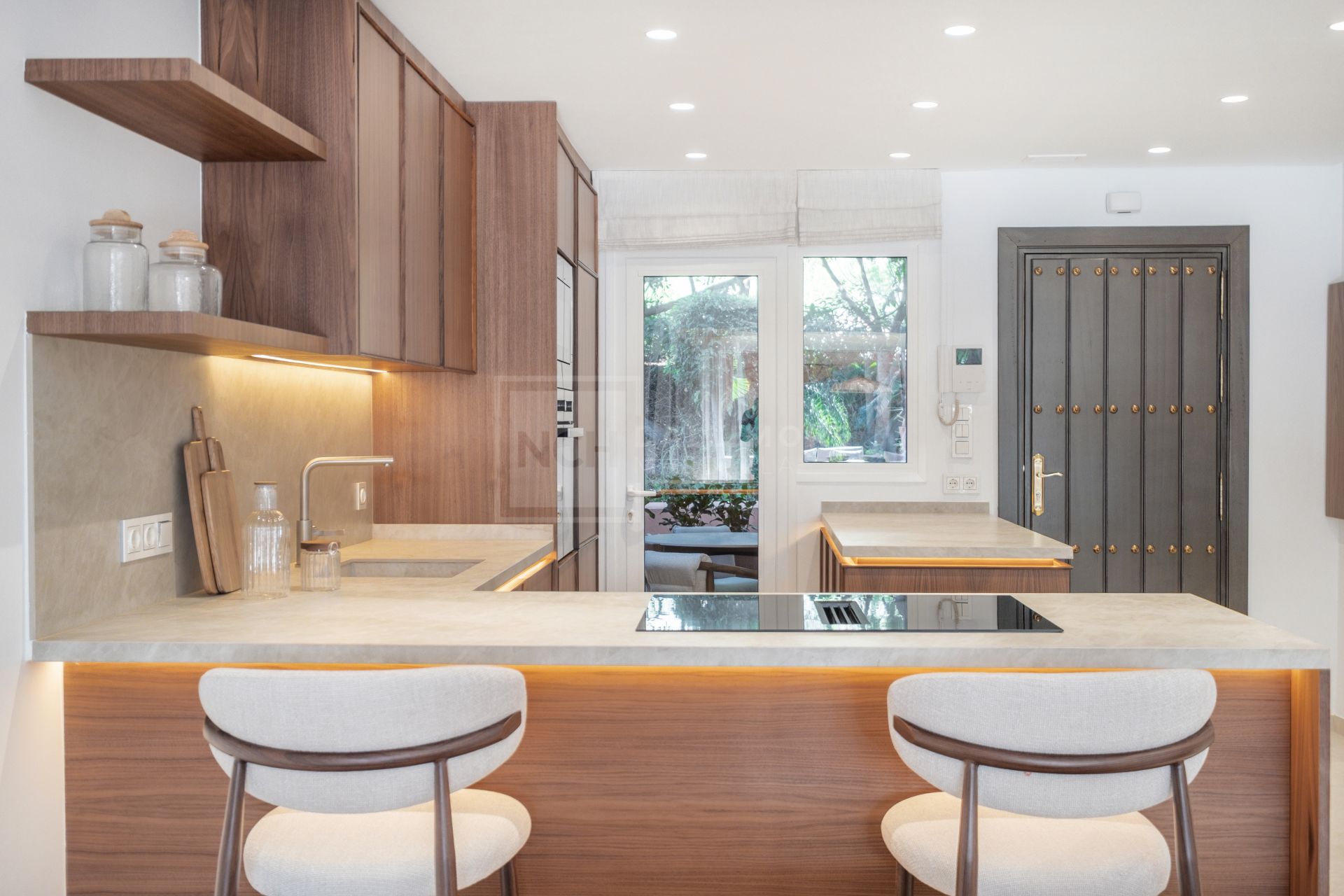 Renovated 4 Bedroom Golden Mile Townhouse With Rooftop Solarium And Private Garden