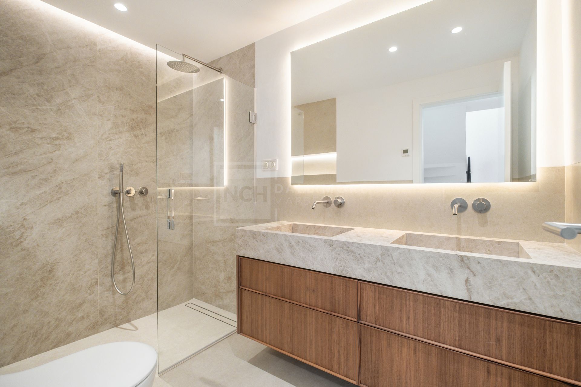 Renovated 4 Bedroom Golden Mile Townhouse With Rooftop Solarium And Private Garden