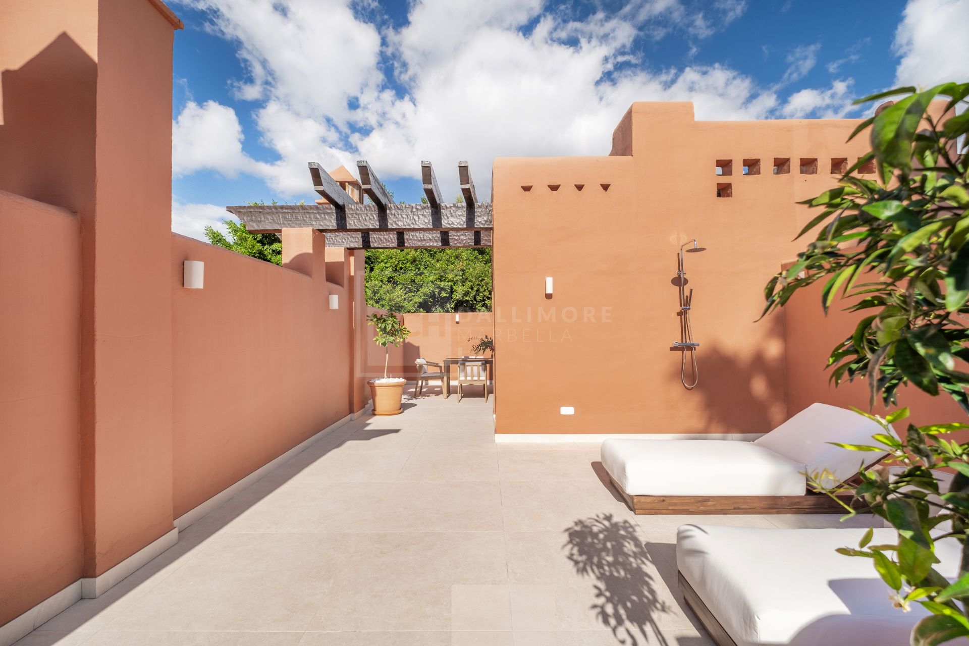 Renovated 4 Bedroom Golden Mile Townhouse With Rooftop Solarium And Private Garden