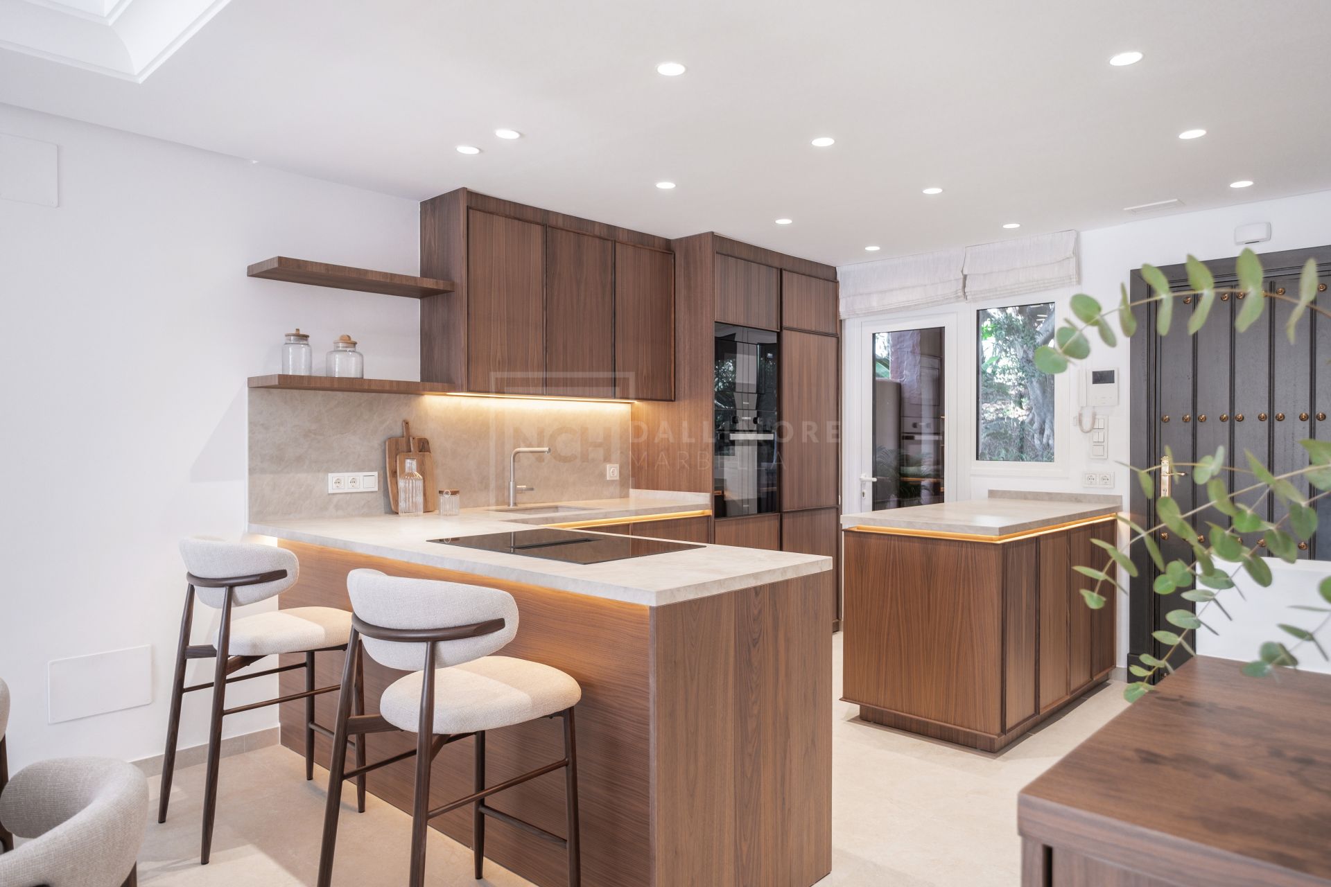 Renovated 4 Bedroom Golden Mile Townhouse With Rooftop Solarium And Private Garden