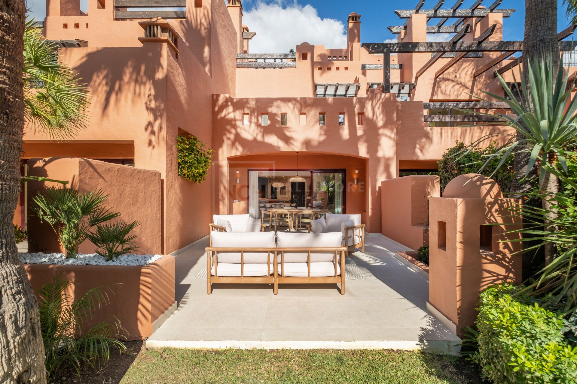 Renovated 4 Bedroom Golden Mile Townhouse With Rooftop Solarium And Private Garden
