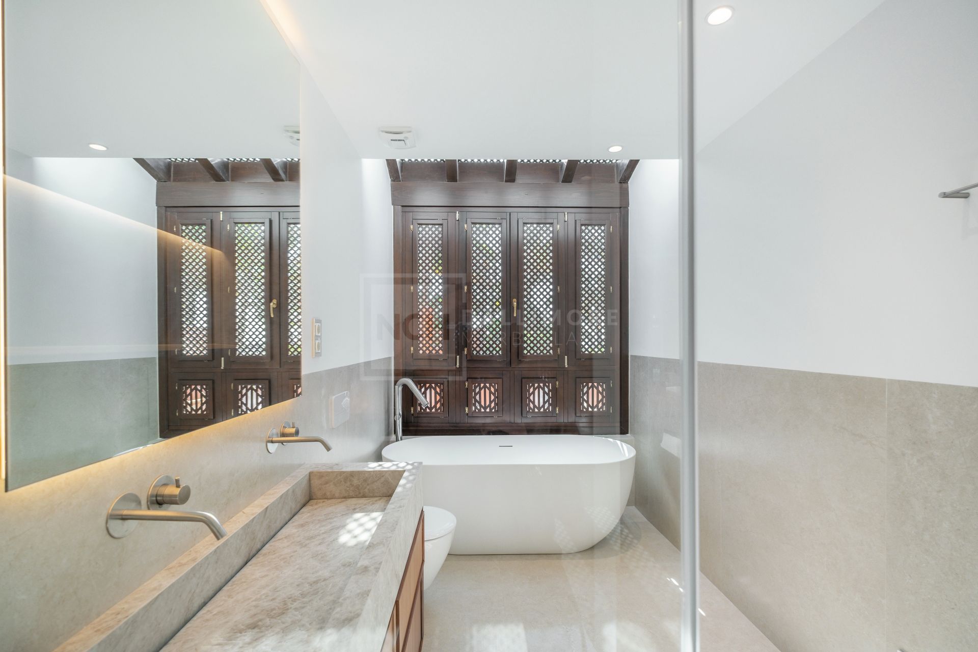 Renovated 4 Bedroom Golden Mile Townhouse With Rooftop Solarium And Private Garden