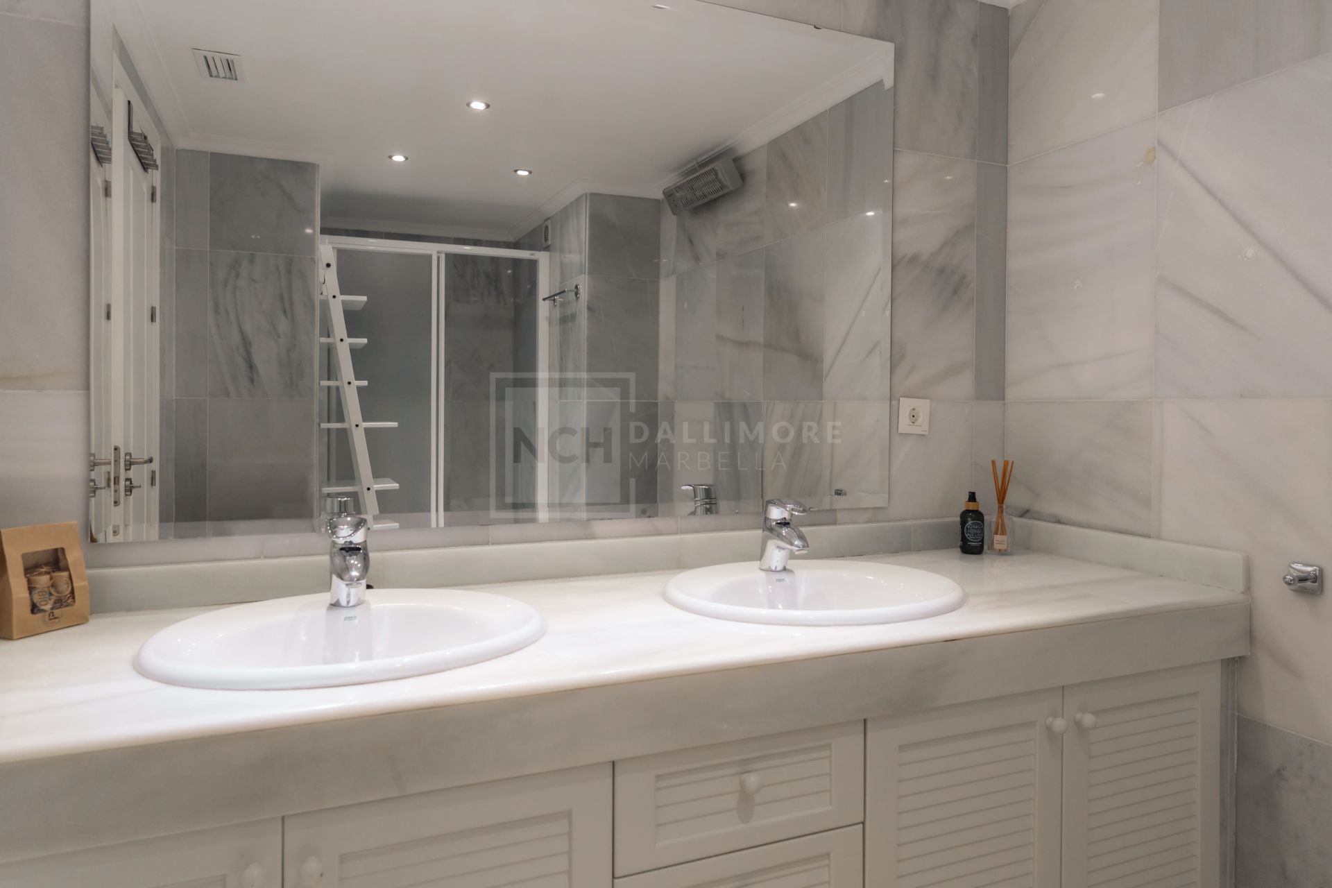 2-Bedroom Apartment With Panoramic Sea Views in Prime Location