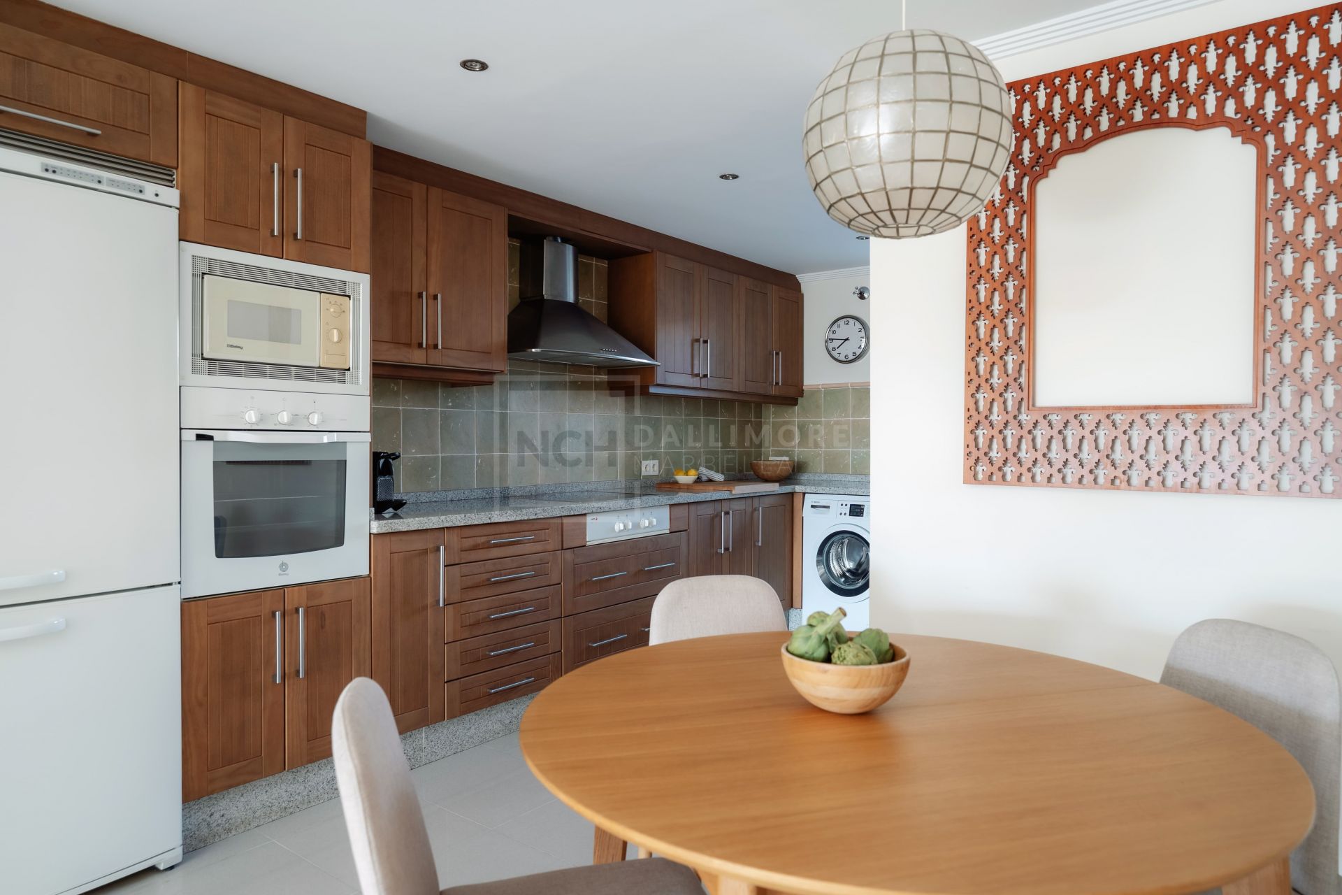 2-Bedroom Apartment With Panoramic Sea Views in Prime Location