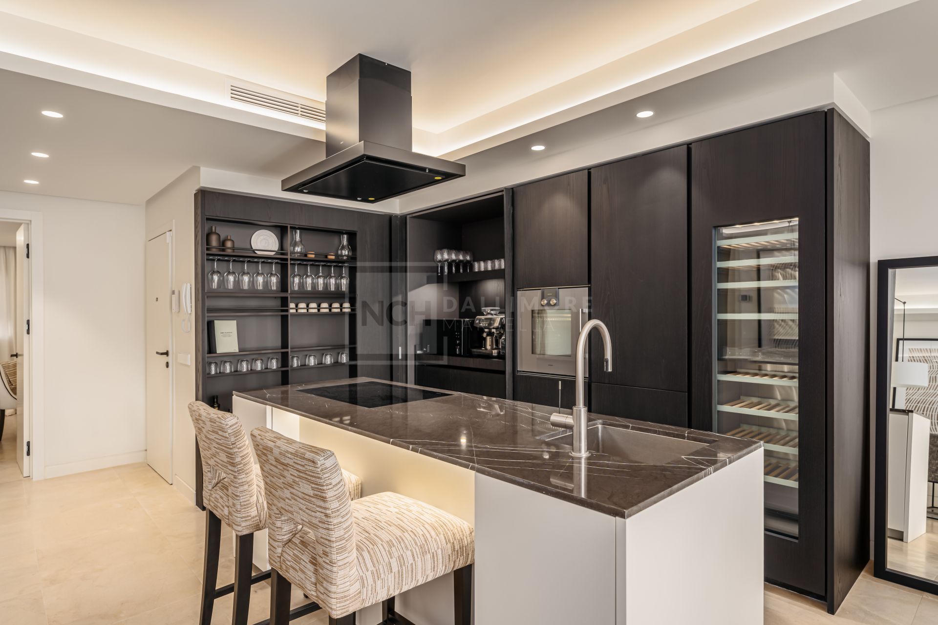 Beachside 3-Bedroom Residence on Marbella’s Golden Mile With South-East Terrace