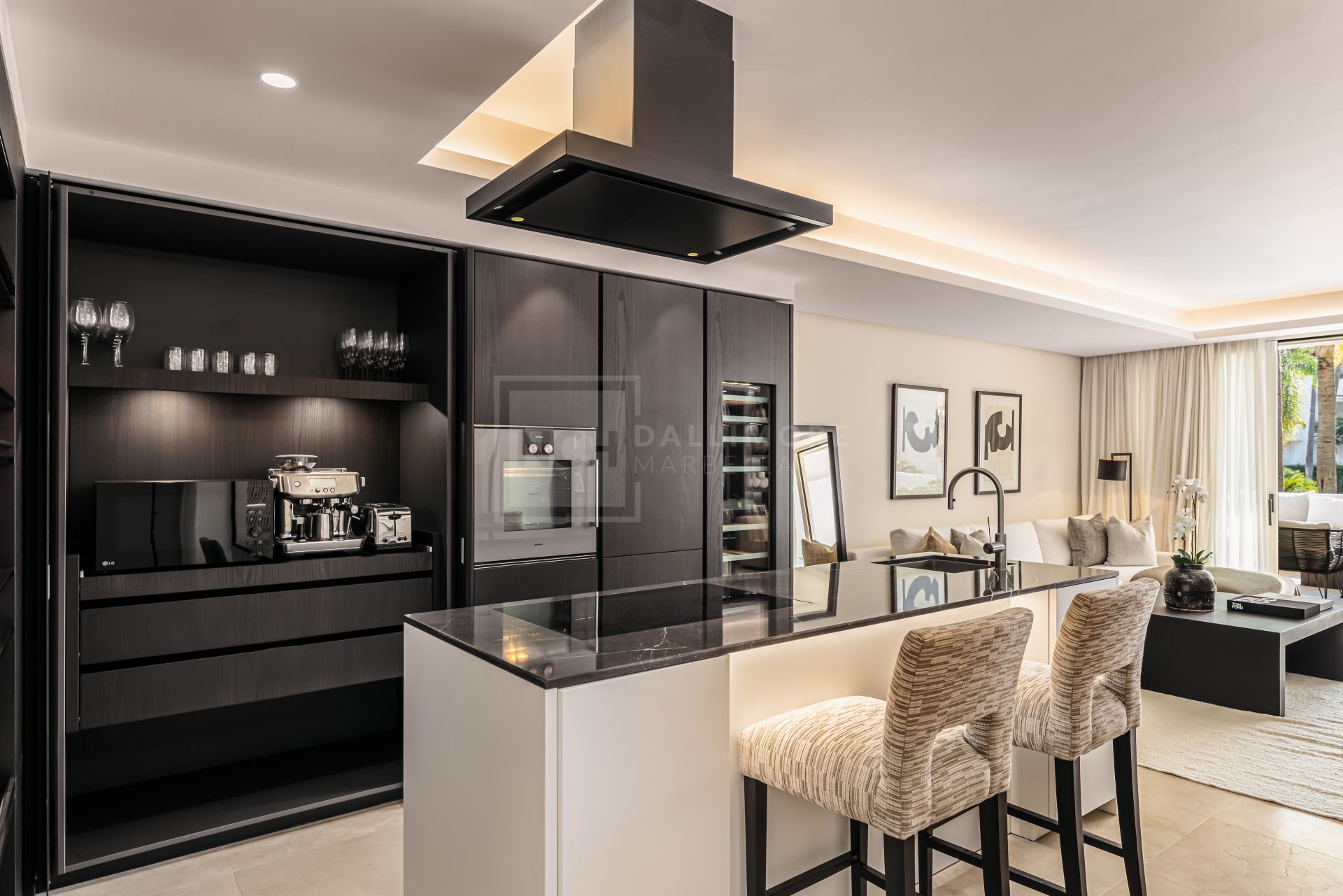 Beachside 3-Bedroom Residence on Marbella’s Golden Mile With South-East Terrace