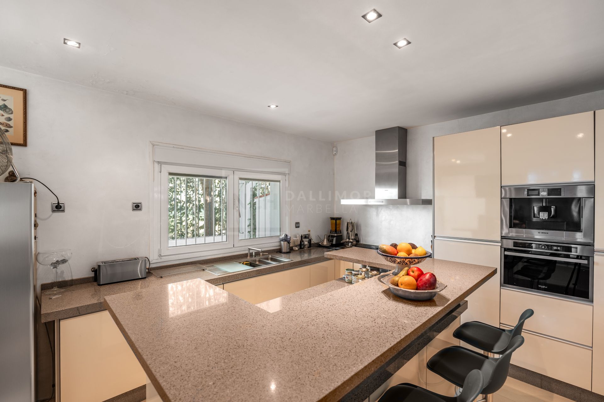 Encantadora Villa en Primera Línea de Golf en Guadalmina