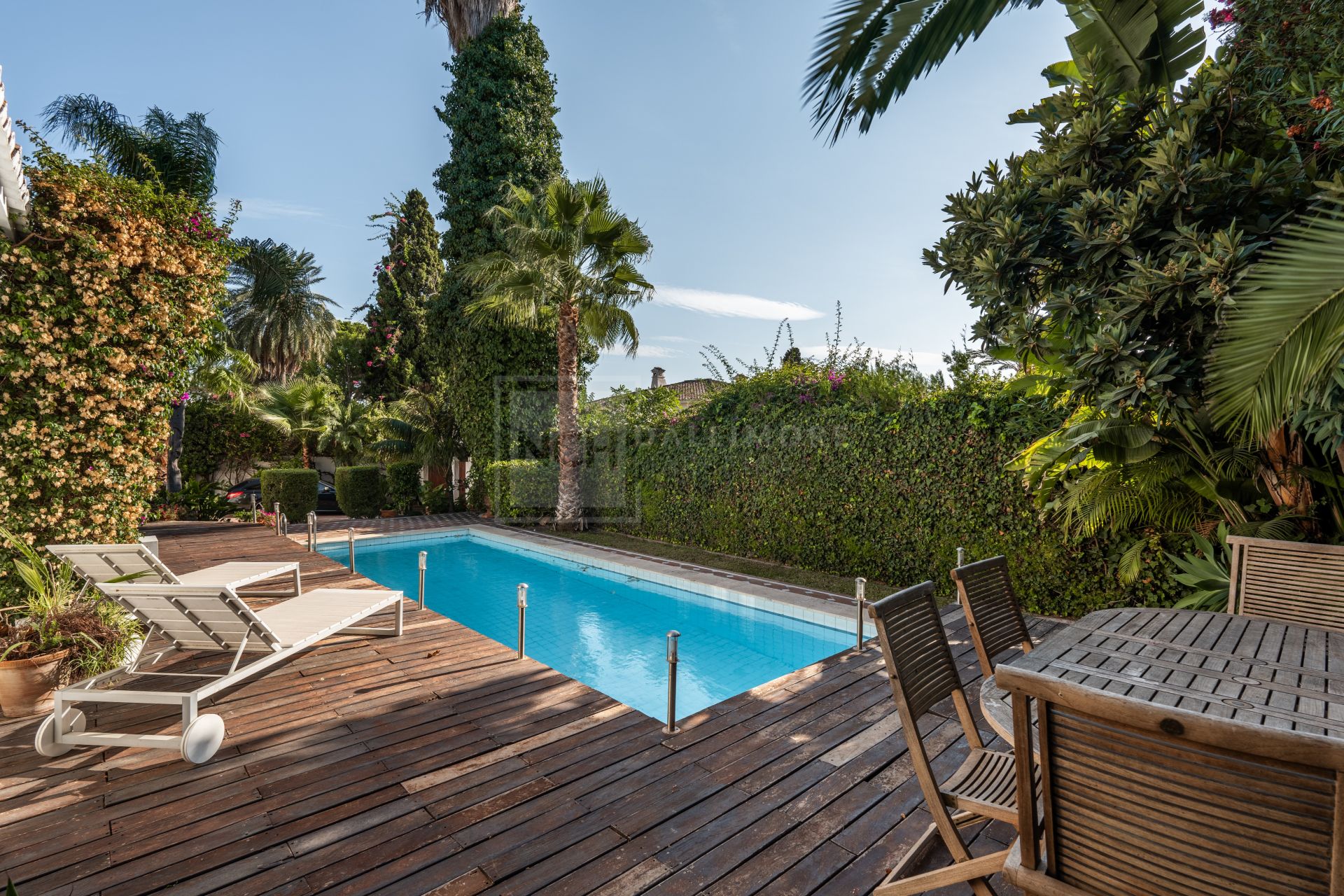 Encantadora Villa en Primera Línea de Golf en Guadalmina