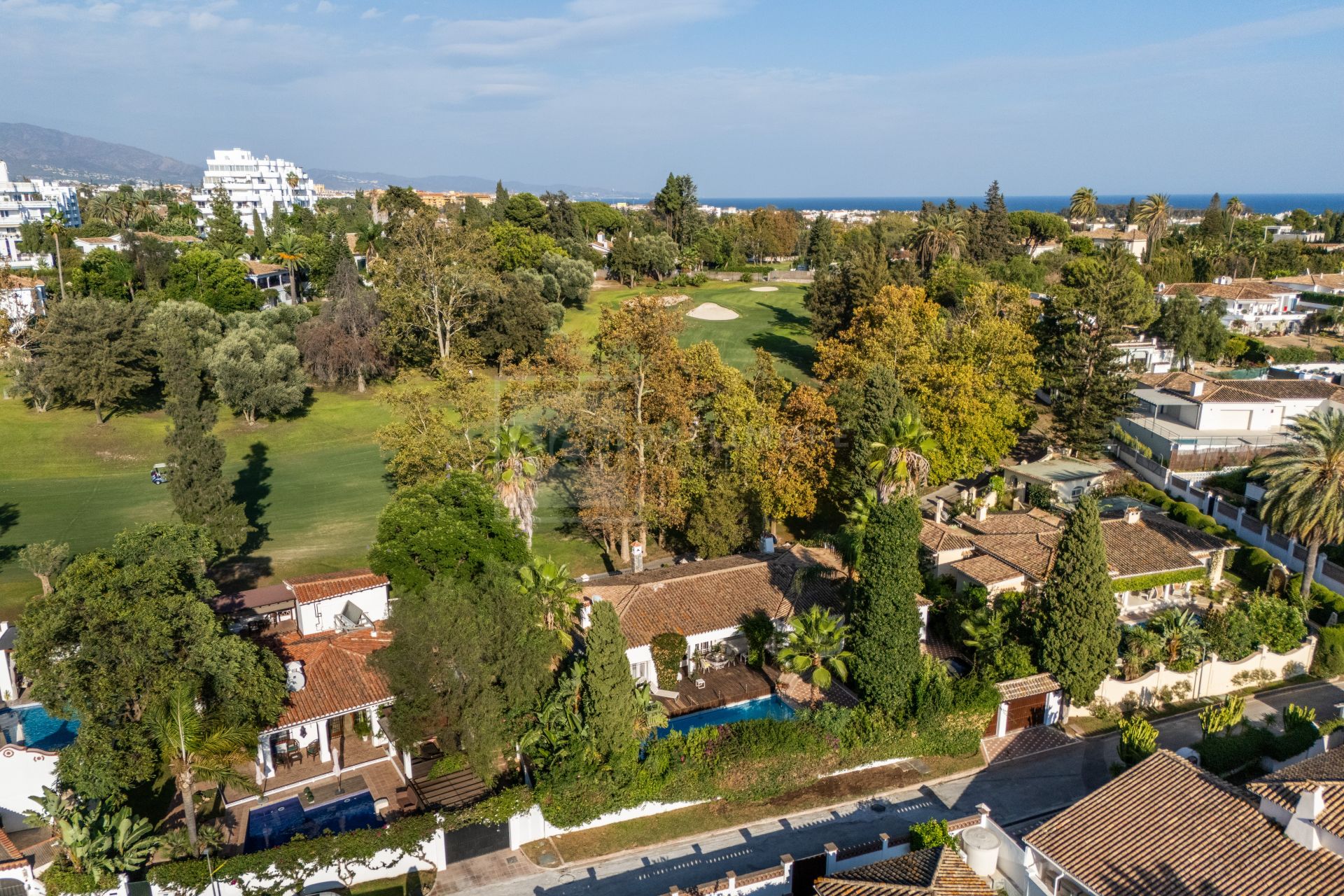 Encantadora Villa en Primera Línea de Golf en Guadalmina