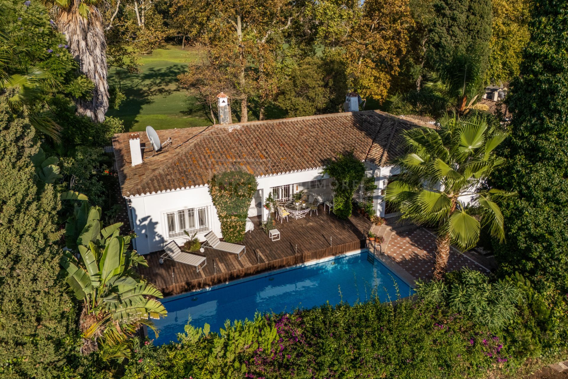 Encantadora Villa en Primera Línea de Golf en Guadalmina
