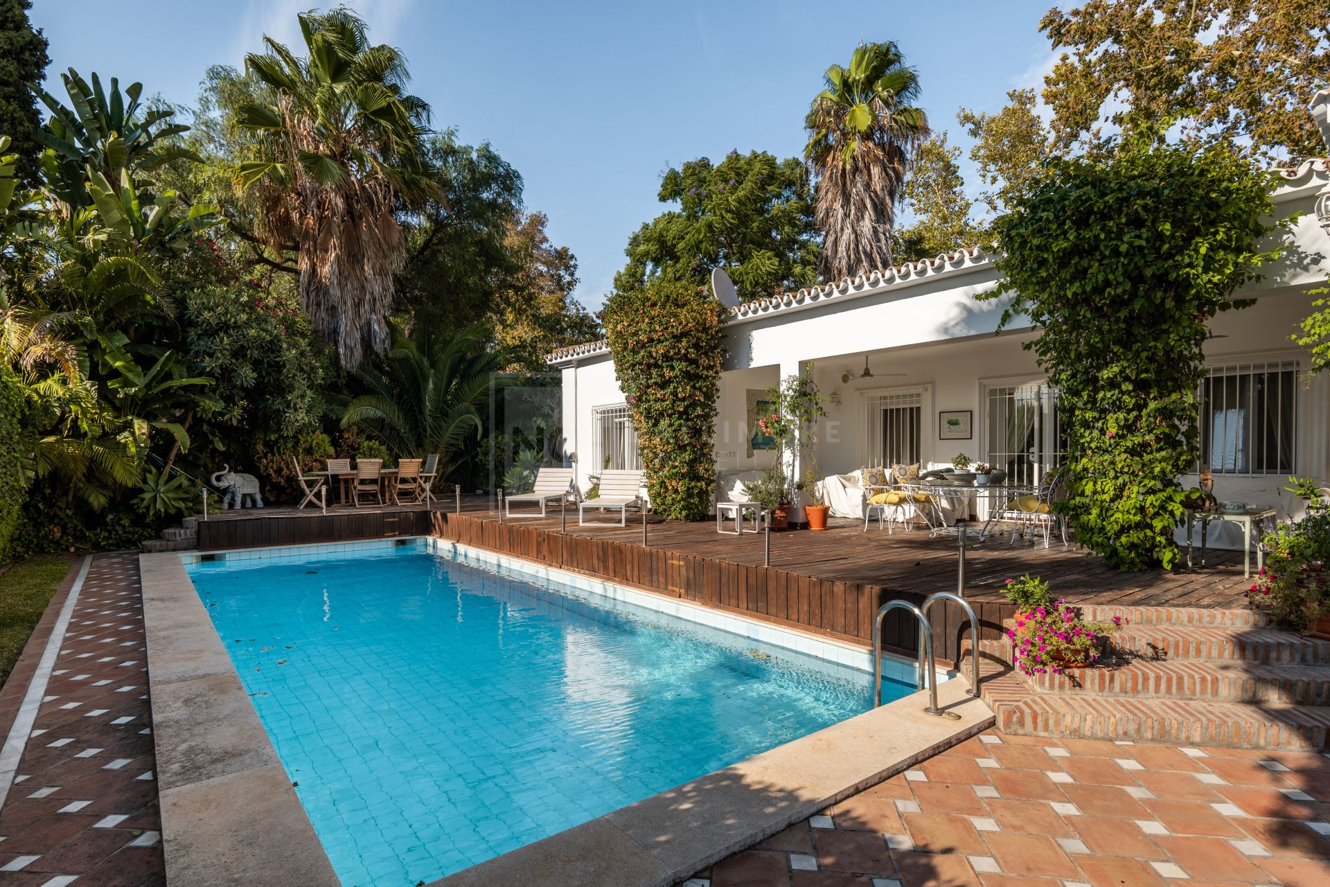 Encantadora Villa en Primera Línea de Golf en Guadalmina