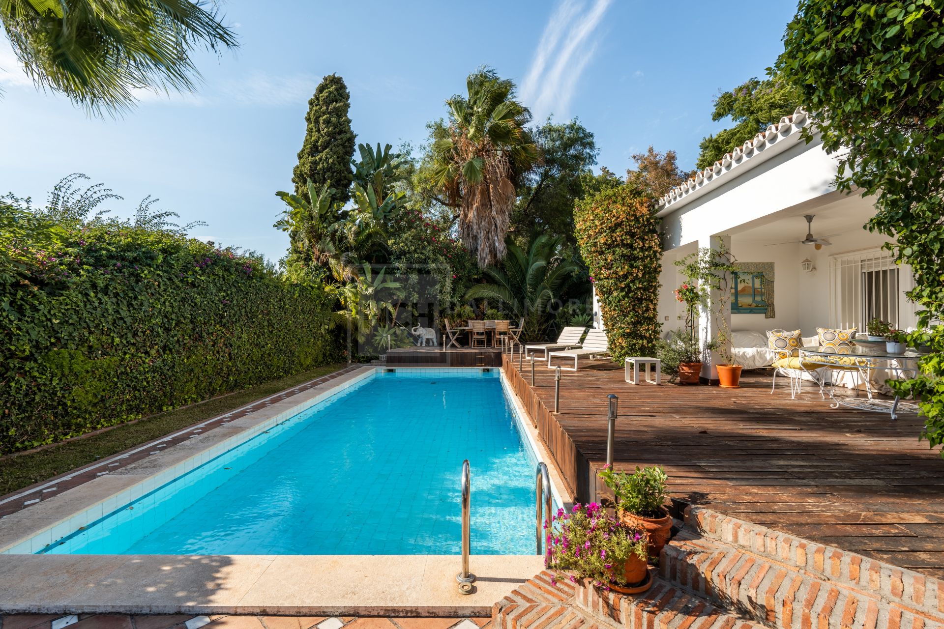 Encantadora Villa en Primera Línea de Golf en Guadalmina