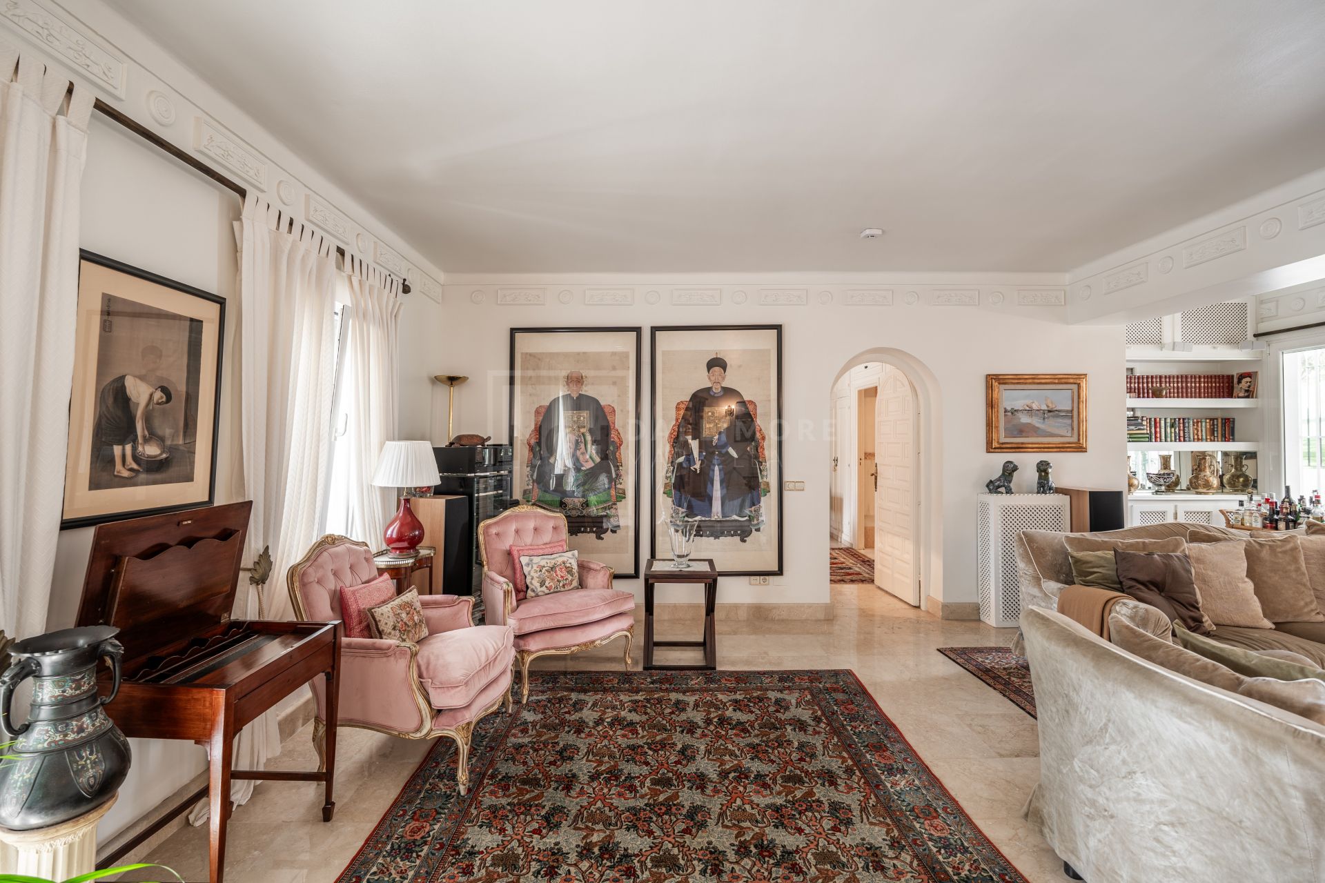 Encantadora Villa en Primera Línea de Golf en Guadalmina