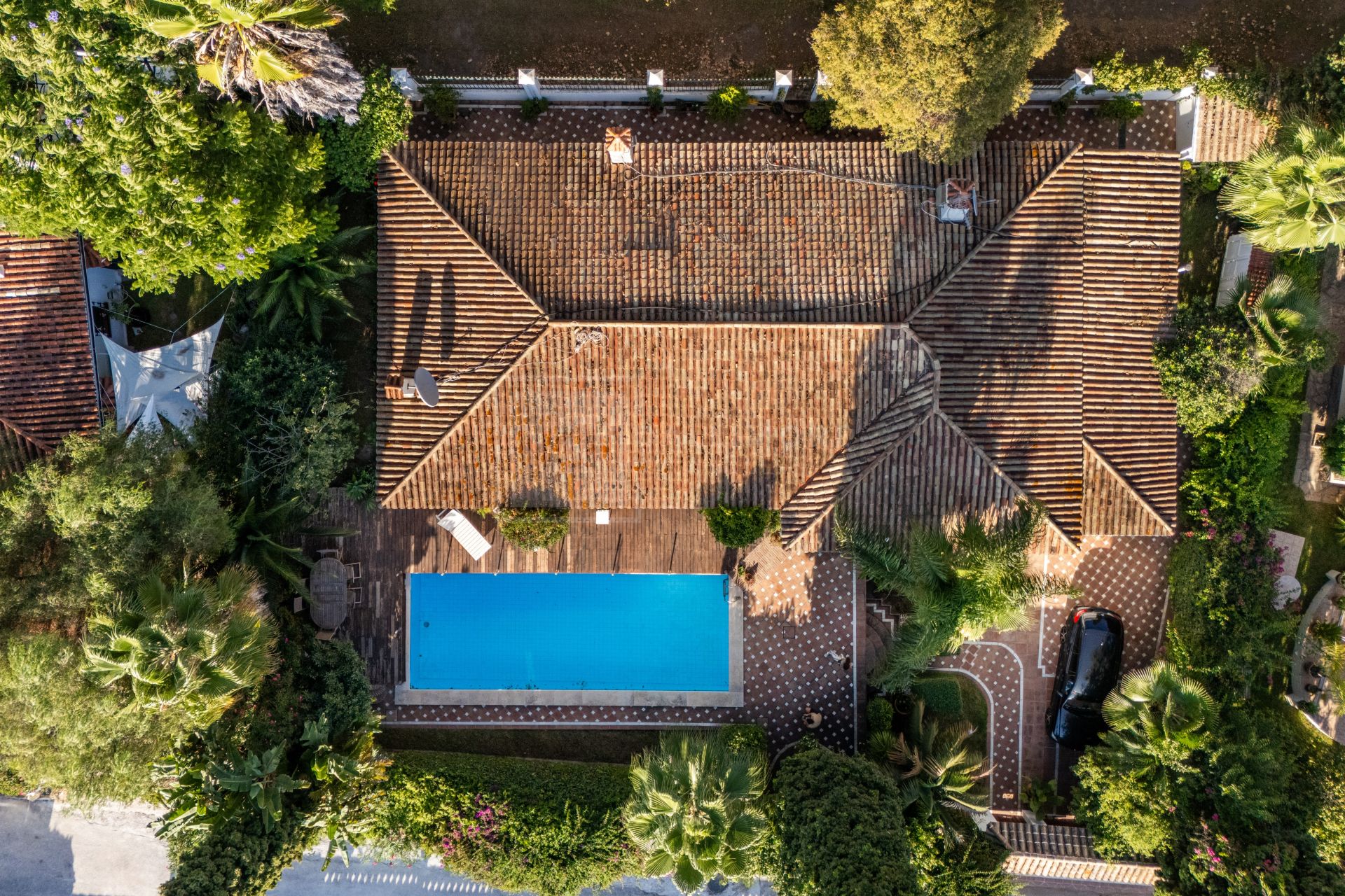 Encantadora Villa en Primera Línea de Golf en Guadalmina