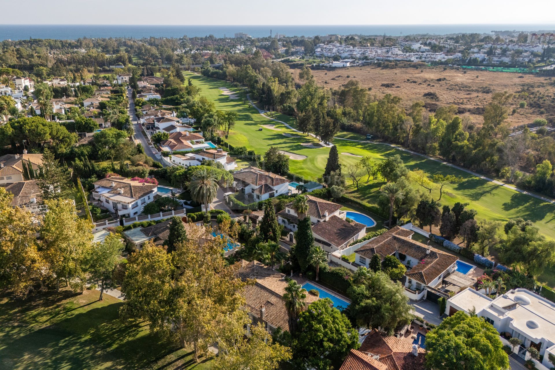 Encantadora Villa en Primera Línea de Golf en Guadalmina