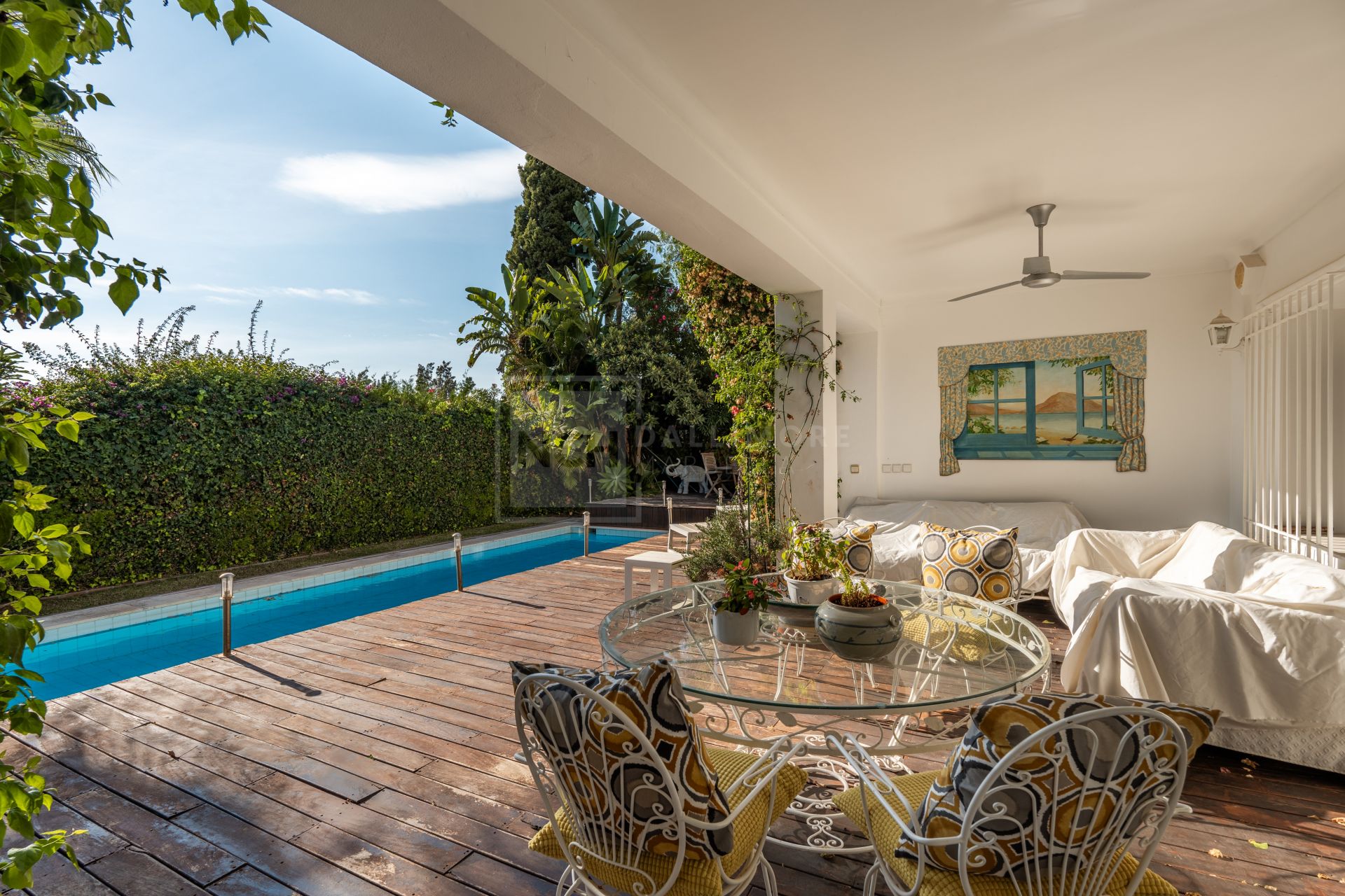 Encantadora Villa en Primera Línea de Golf en Guadalmina