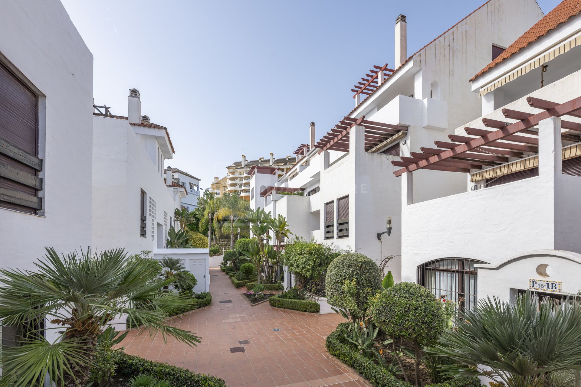 Hermoso apartamento de tres dormitorios, orientado al este, situado en uno de los complejos más deseables de Nueva Andalucía, La Maestranza.