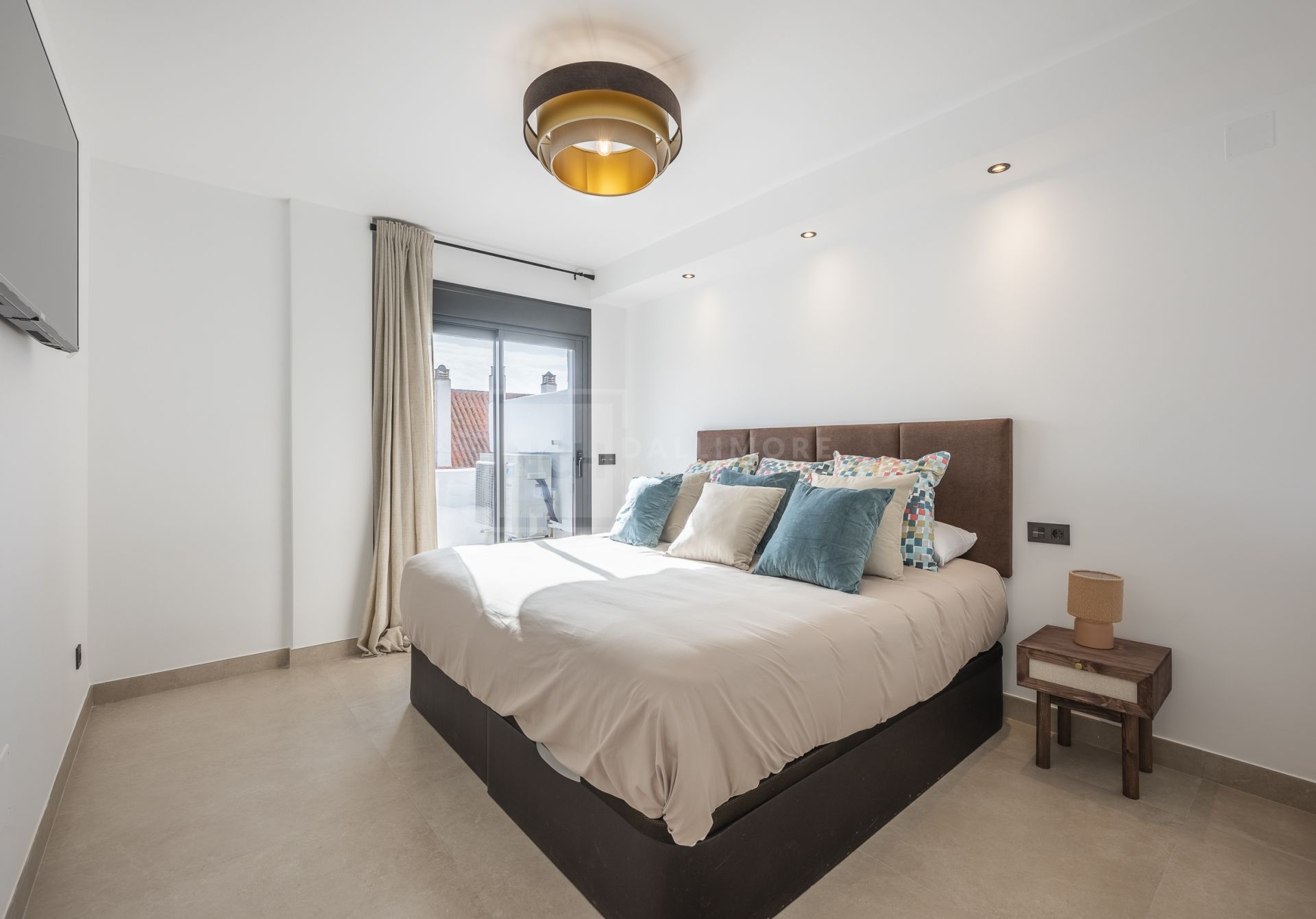 Hermoso apartamento de tres dormitorios, orientado al este, situado en uno de los complejos más deseables de Nueva Andalucía, La Maestranza.