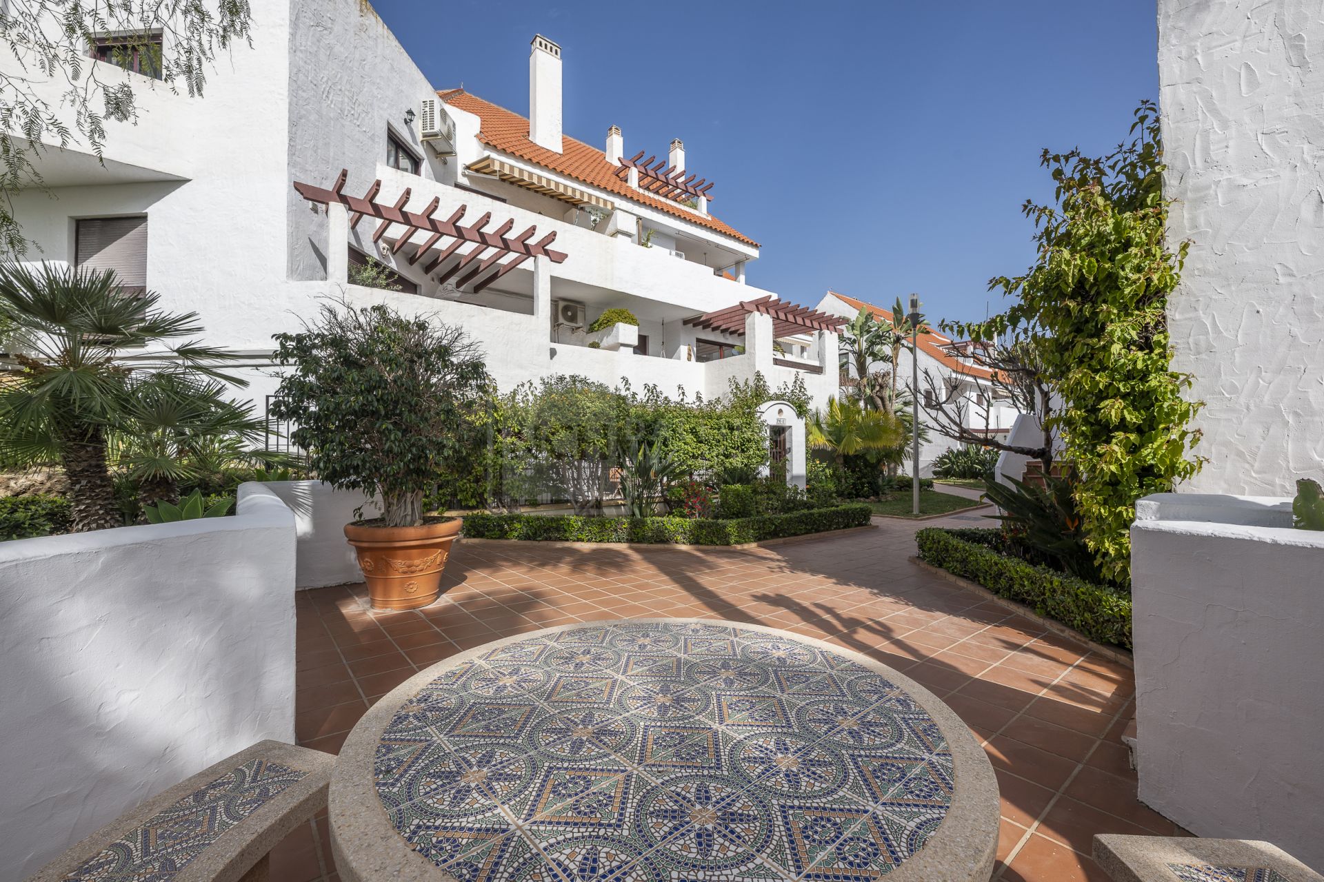 Hermoso apartamento de tres dormitorios, orientado al este, situado en uno de los complejos más deseables de Nueva Andalucía, La Maestranza.