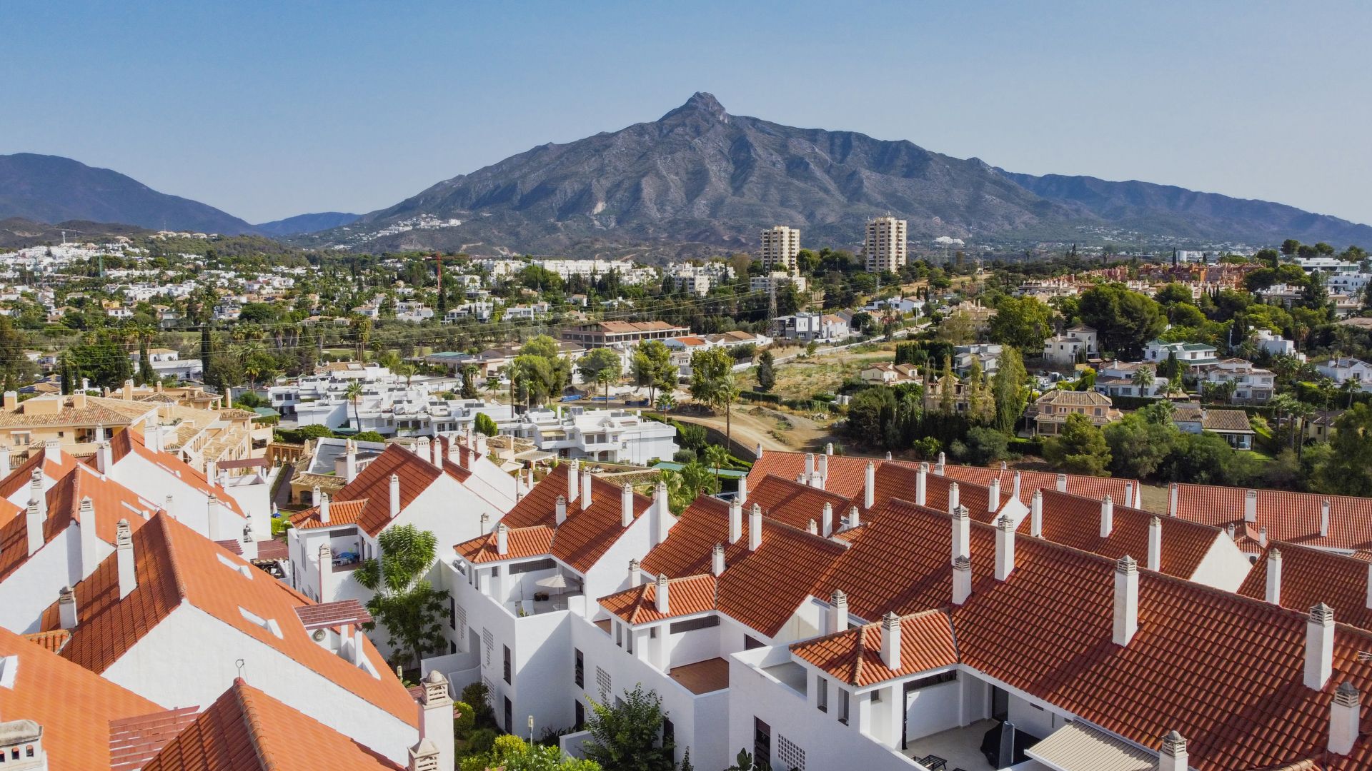 Hermoso apartamento de tres dormitorios, orientado al este, situado en uno de los complejos más deseables de Nueva Andalucía, La Maestranza.