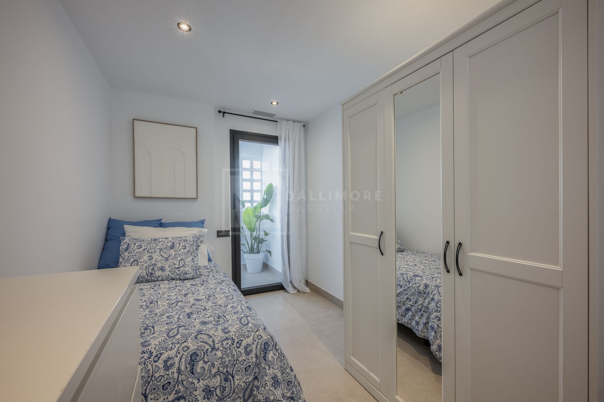 Hermoso apartamento de tres dormitorios, orientado al este, situado en uno de los complejos más deseables de Nueva Andalucía, La Maestranza.