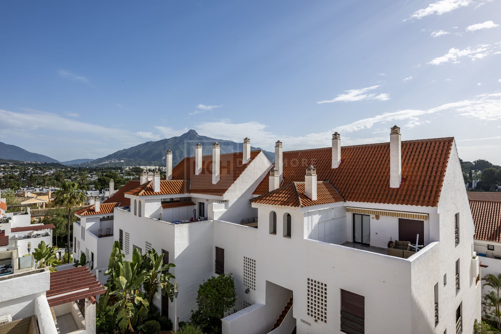 Hermoso apartamento de tres dormitorios, orientado al este, situado en uno de los complejos más deseables de Nueva Andalucía, La Maestranza.
