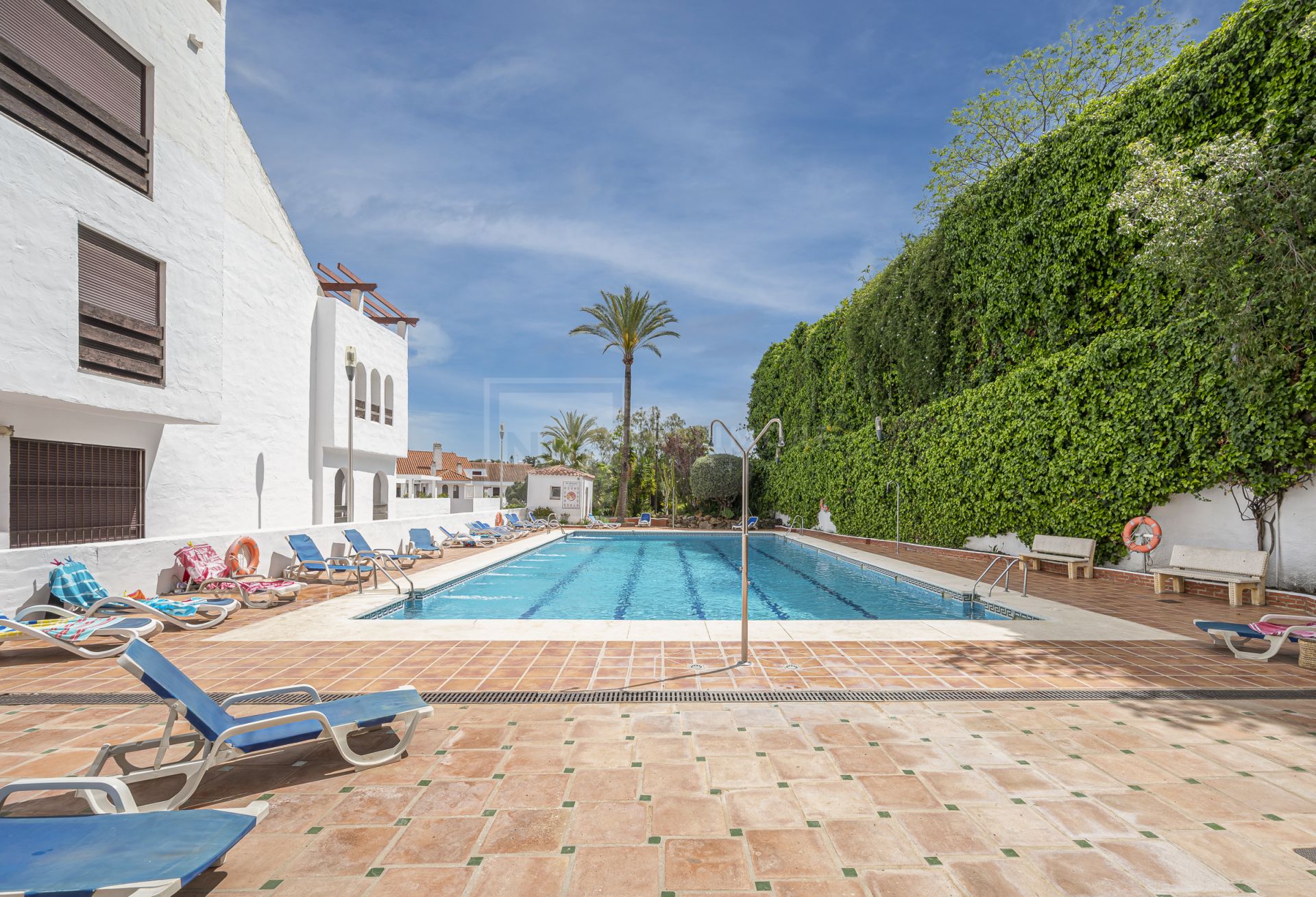 Hermoso apartamento de tres dormitorios, orientado al este, situado en uno de los complejos más deseables de Nueva Andalucía, La Maestranza.