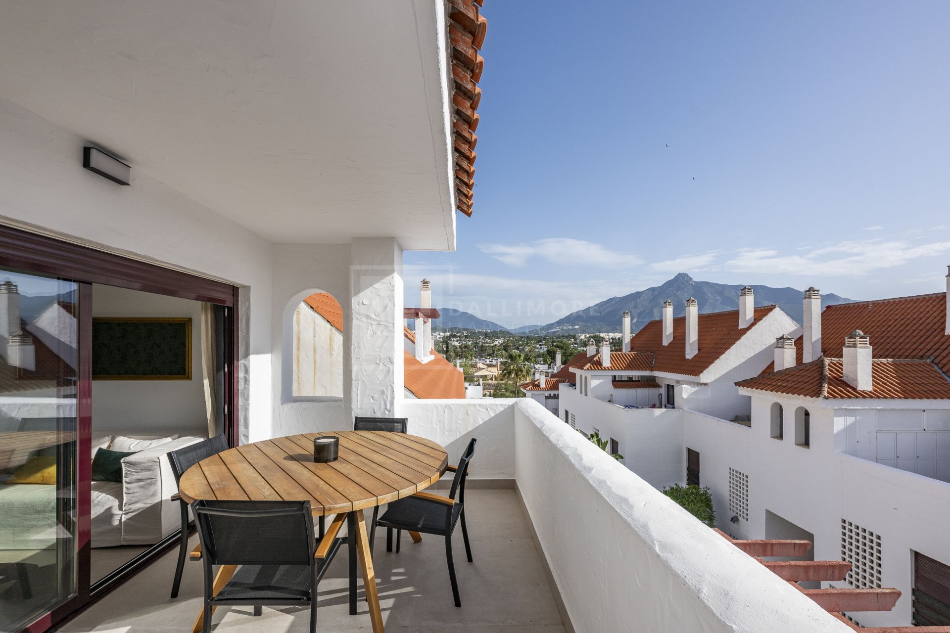 Hermoso apartamento de tres dormitorios, orientado al este, situado en uno de los complejos más deseables de Nueva Andalucía, La Maestranza.