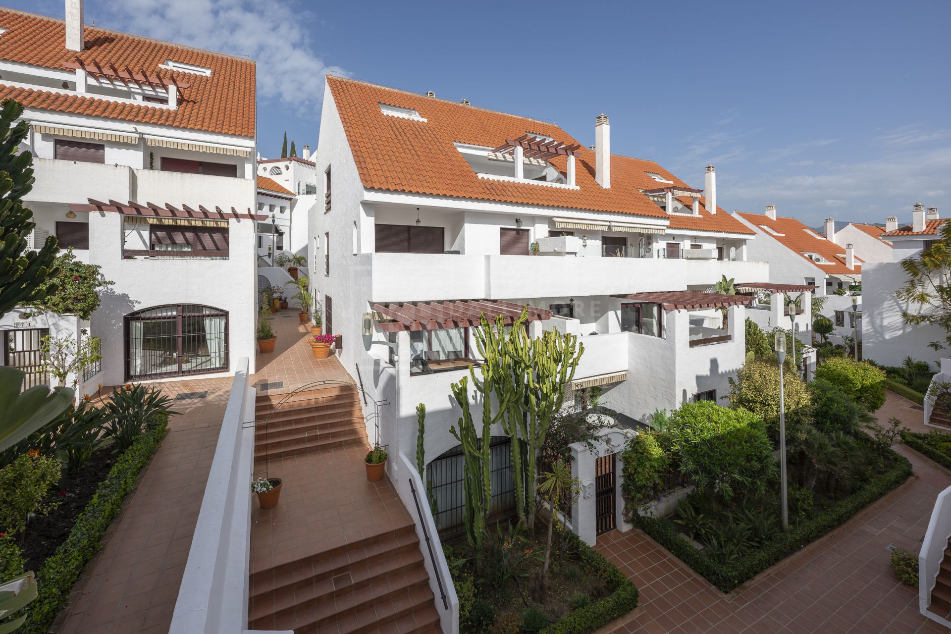 Hermoso apartamento de tres dormitorios, orientado al este, situado en uno de los complejos más deseables de Nueva Andalucía, La Maestranza.
