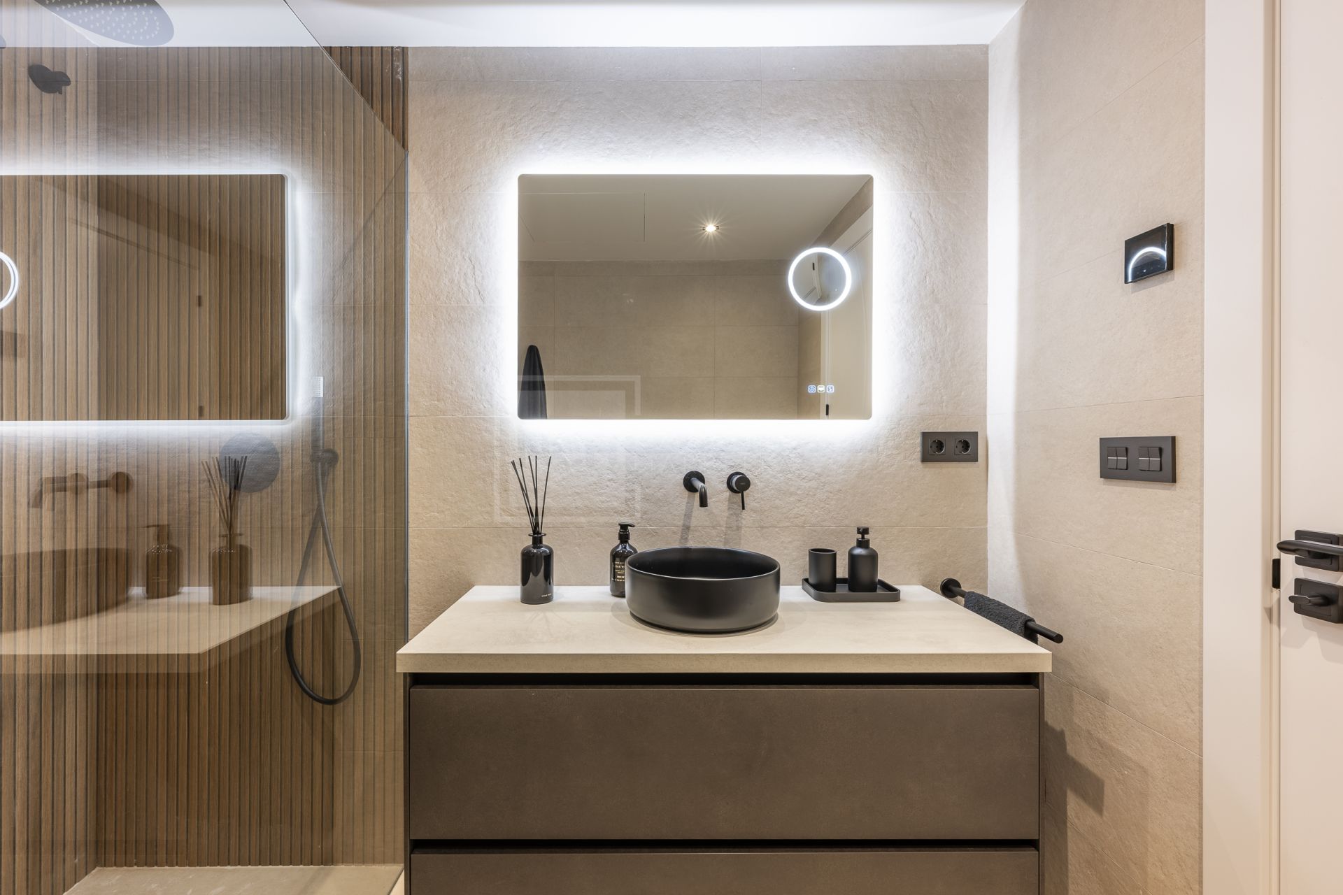 Hermoso apartamento de tres dormitorios, orientado al este, situado en uno de los complejos más deseables de Nueva Andalucía, La Maestranza.
