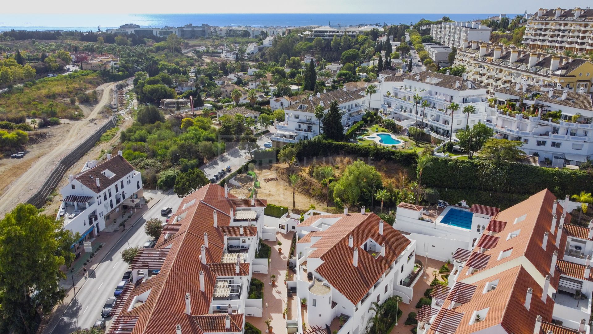 Hermoso apartamento de tres dormitorios, orientado al este, situado en uno de los complejos más deseables de Nueva Andalucía, La Maestranza.