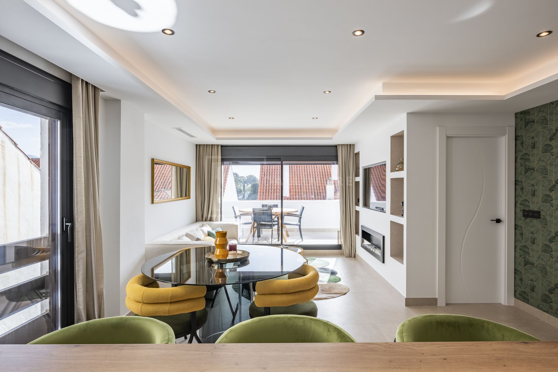 Hermoso apartamento de tres dormitorios, orientado al este, situado en uno de los complejos más deseables de Nueva Andalucía, La Maestranza.