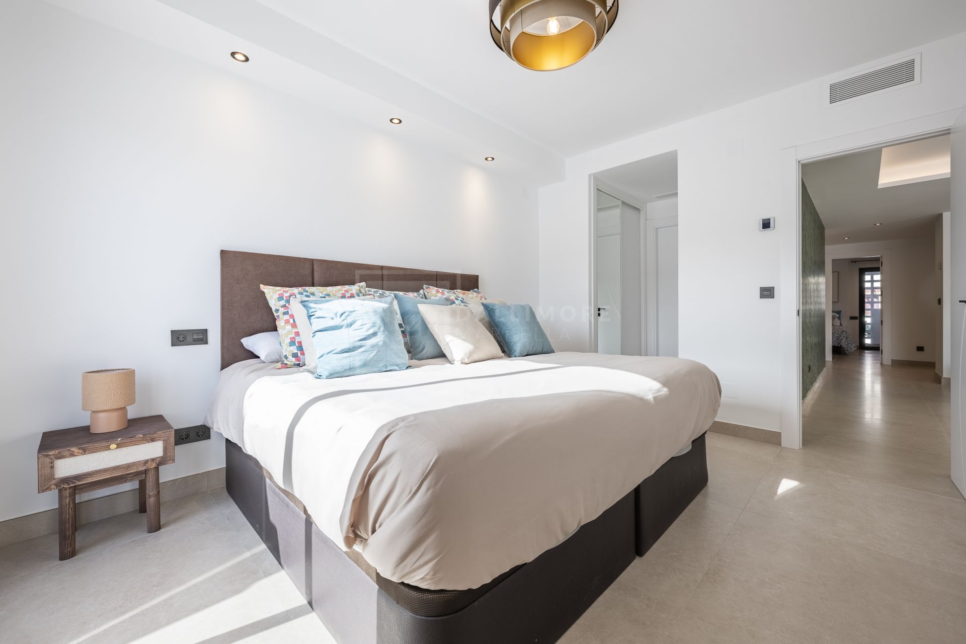 Hermoso apartamento de tres dormitorios, orientado al este, situado en uno de los complejos más deseables de Nueva Andalucía, La Maestranza.