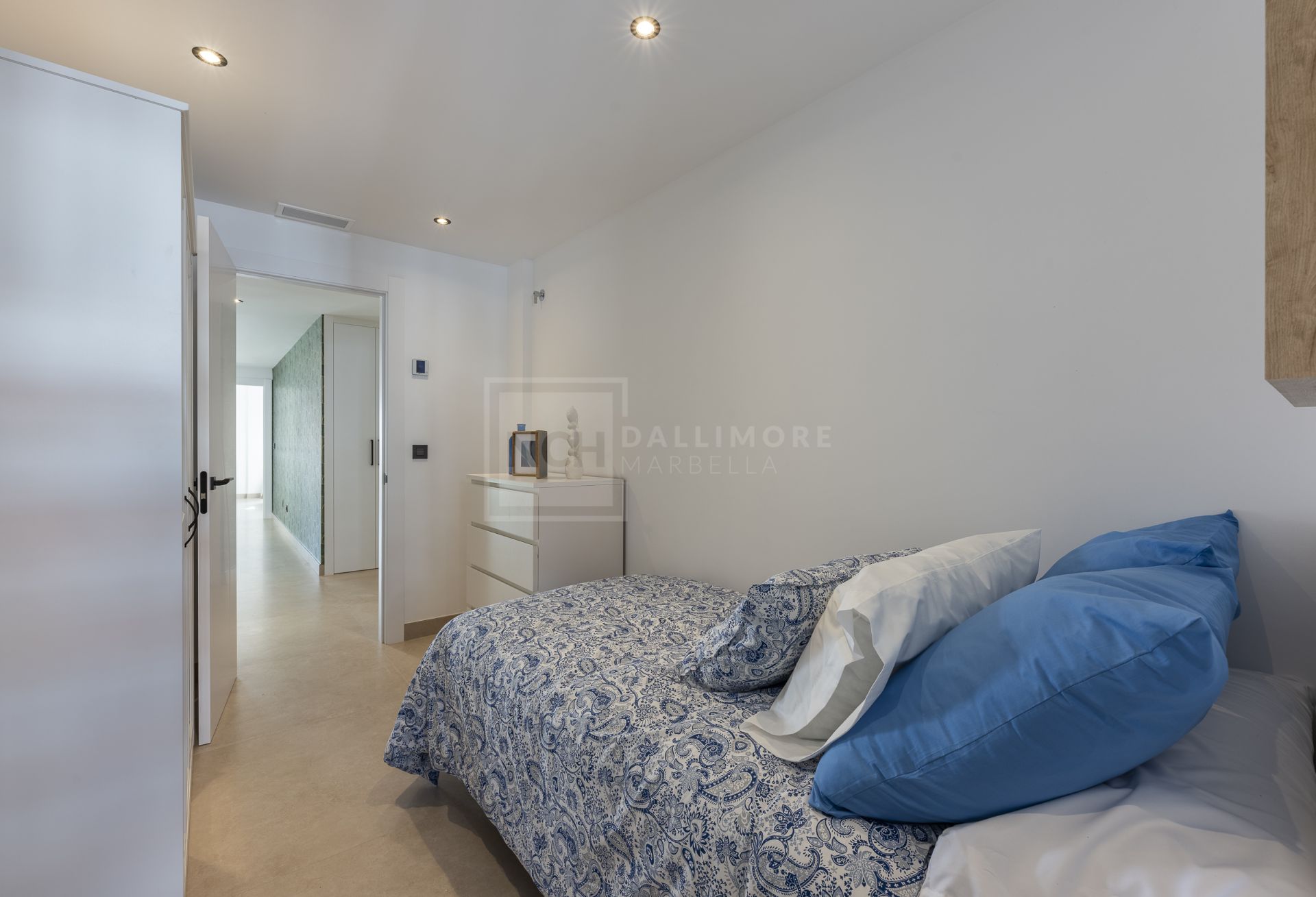 Hermoso apartamento de tres dormitorios, orientado al este, situado en uno de los complejos más deseables de Nueva Andalucía, La Maestranza.
