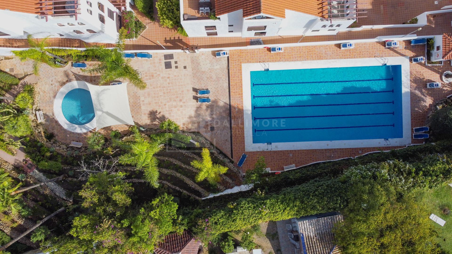 Hermoso apartamento de tres dormitorios, orientado al este, situado en uno de los complejos más deseables de Nueva Andalucía, La Maestranza.