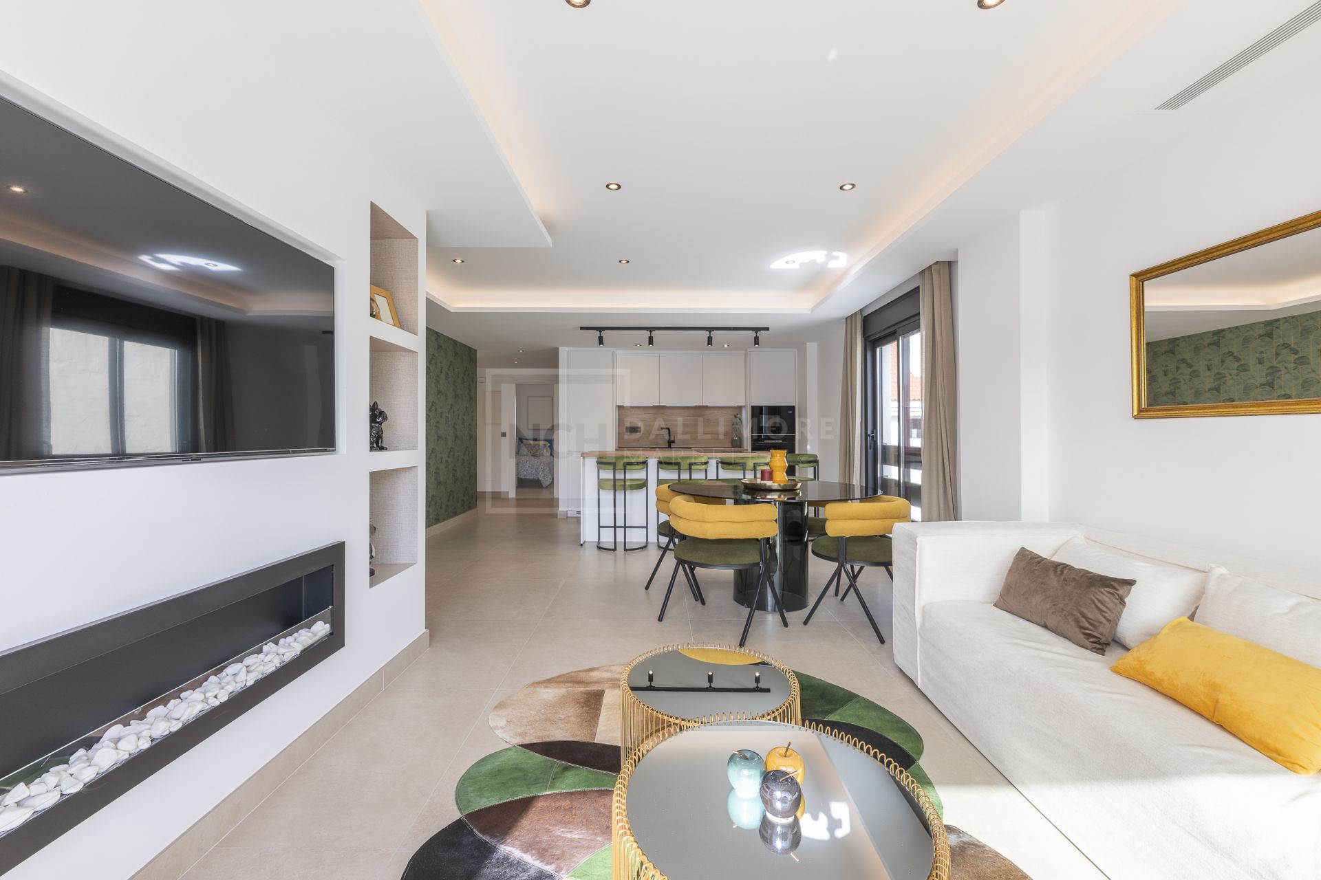 Hermoso apartamento de tres dormitorios, orientado al este, situado en uno de los complejos más deseables de Nueva Andalucía, La Maestranza.