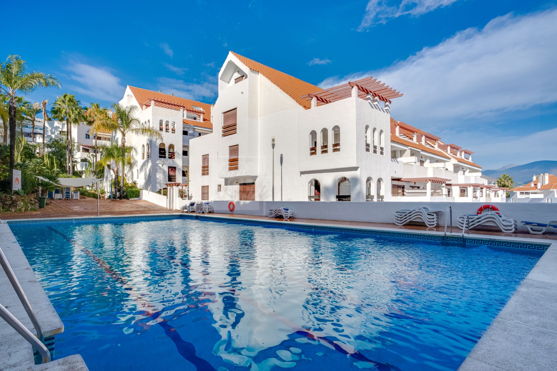 Hermoso apartamento de tres dormitorios, orientado al este, situado en uno de los complejos más deseables de Nueva Andalucía, La Maestranza.