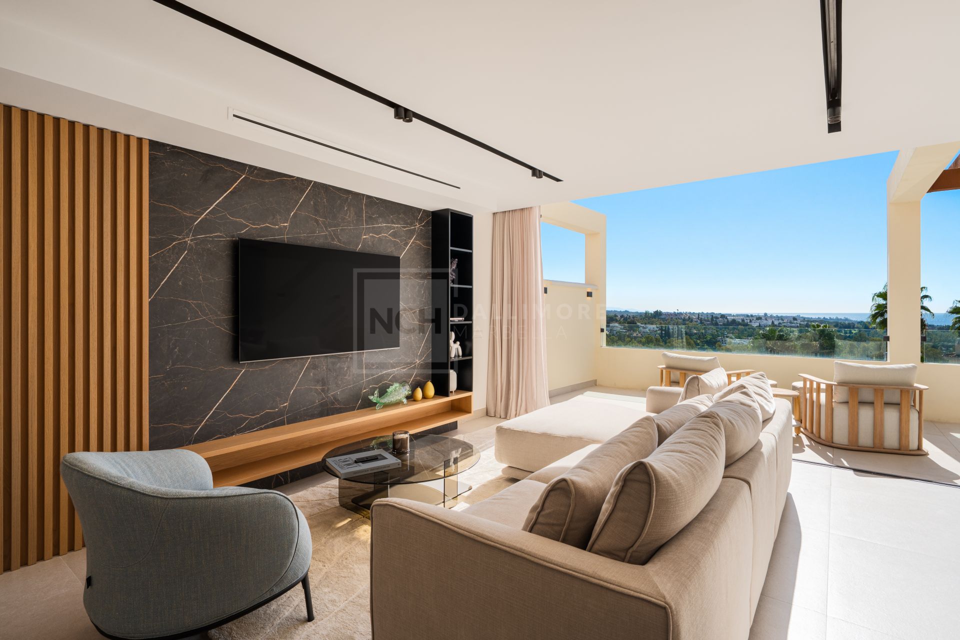 Renovated 3-Bedroom Penthouse With Terrace And La Concha To Sea Views