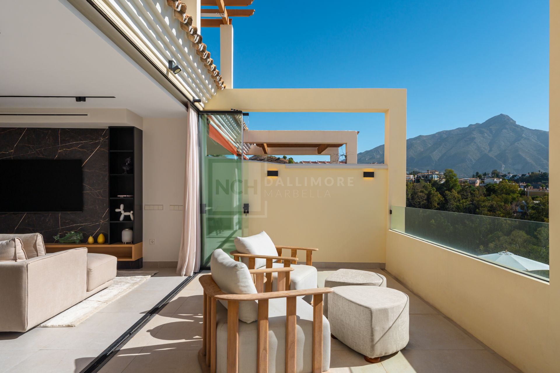 Renovated 3-Bedroom Penthouse With Terrace And La Concha To Sea Views