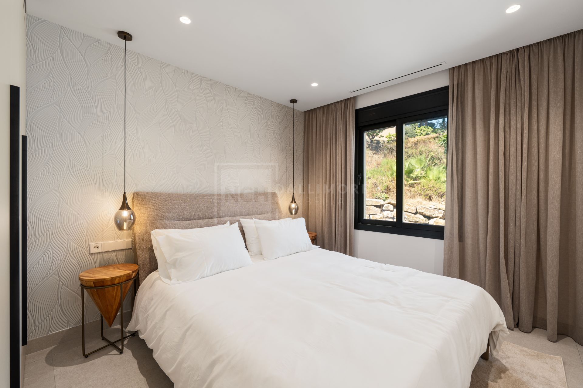 Renovated 3-Bedroom Penthouse With Terrace And La Concha To Sea Views