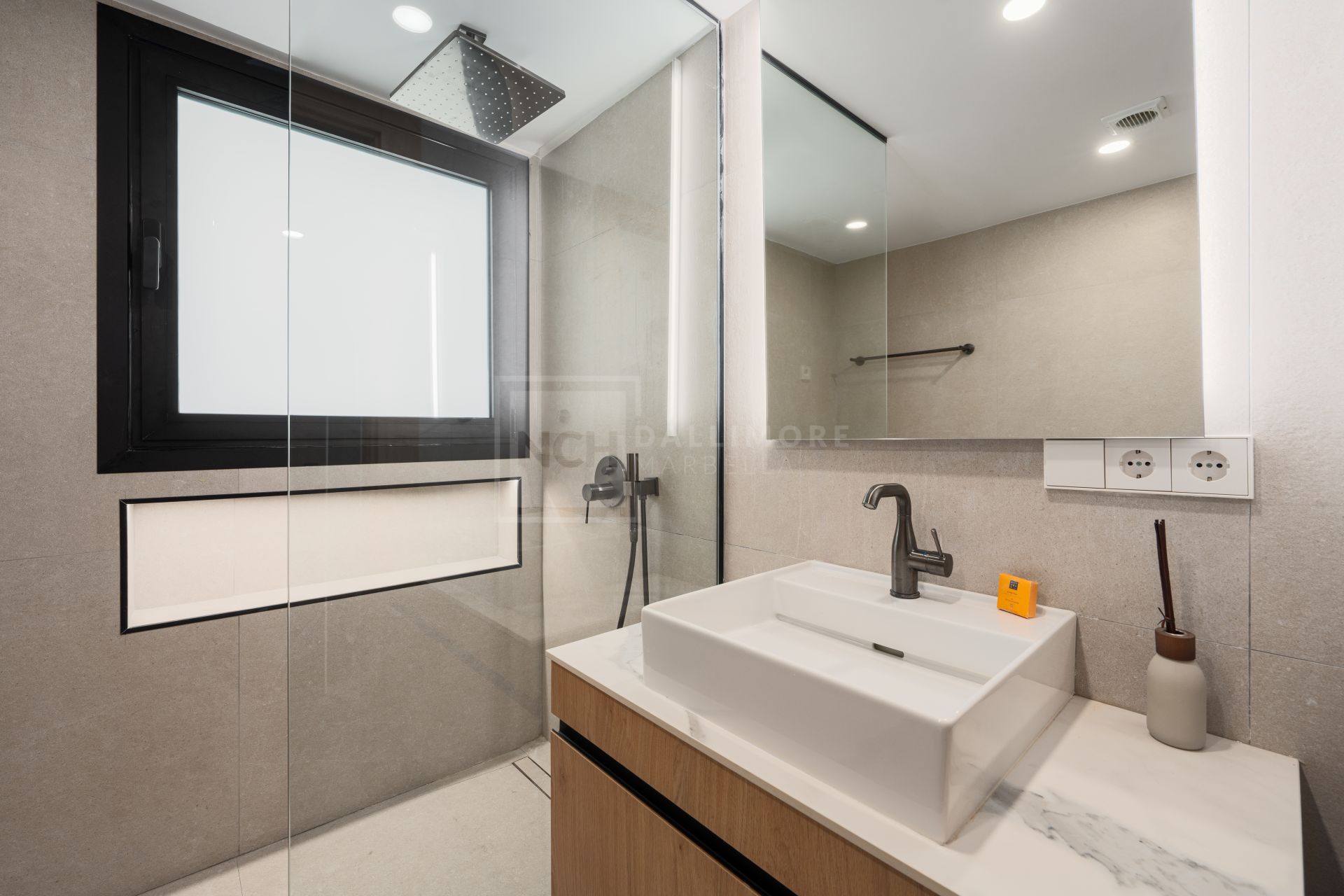 Renovated 3-Bedroom Penthouse With Terrace And La Concha To Sea Views