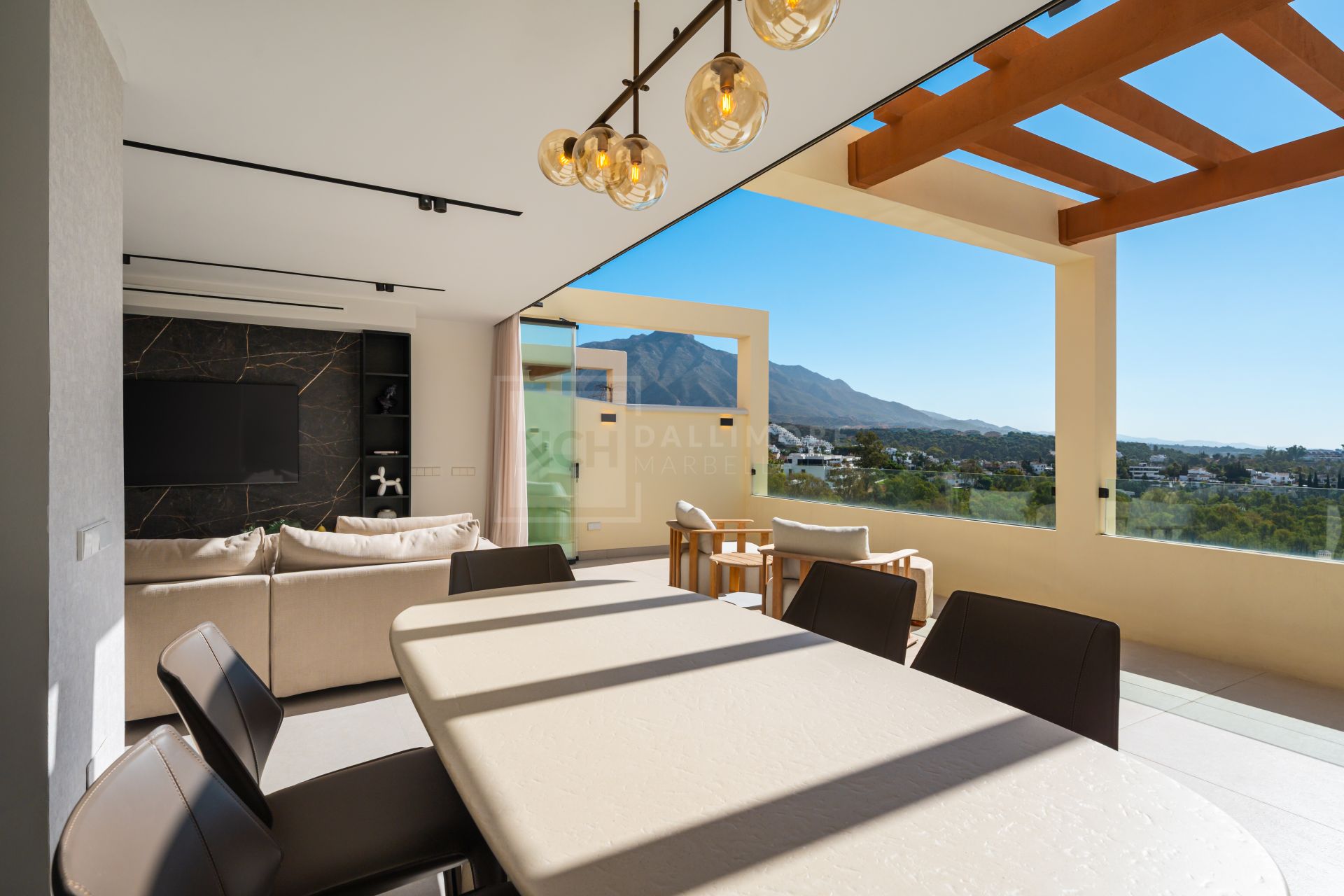 Renovated 3-Bedroom Penthouse With Terrace And La Concha To Sea Views