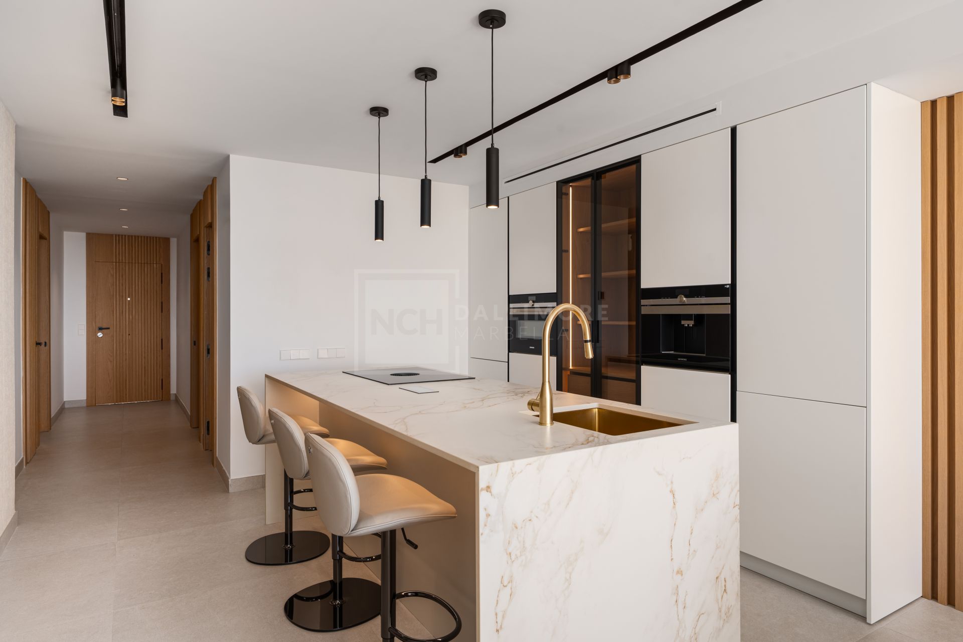 Renovated 3-Bedroom Penthouse With Terrace And La Concha To Sea Views