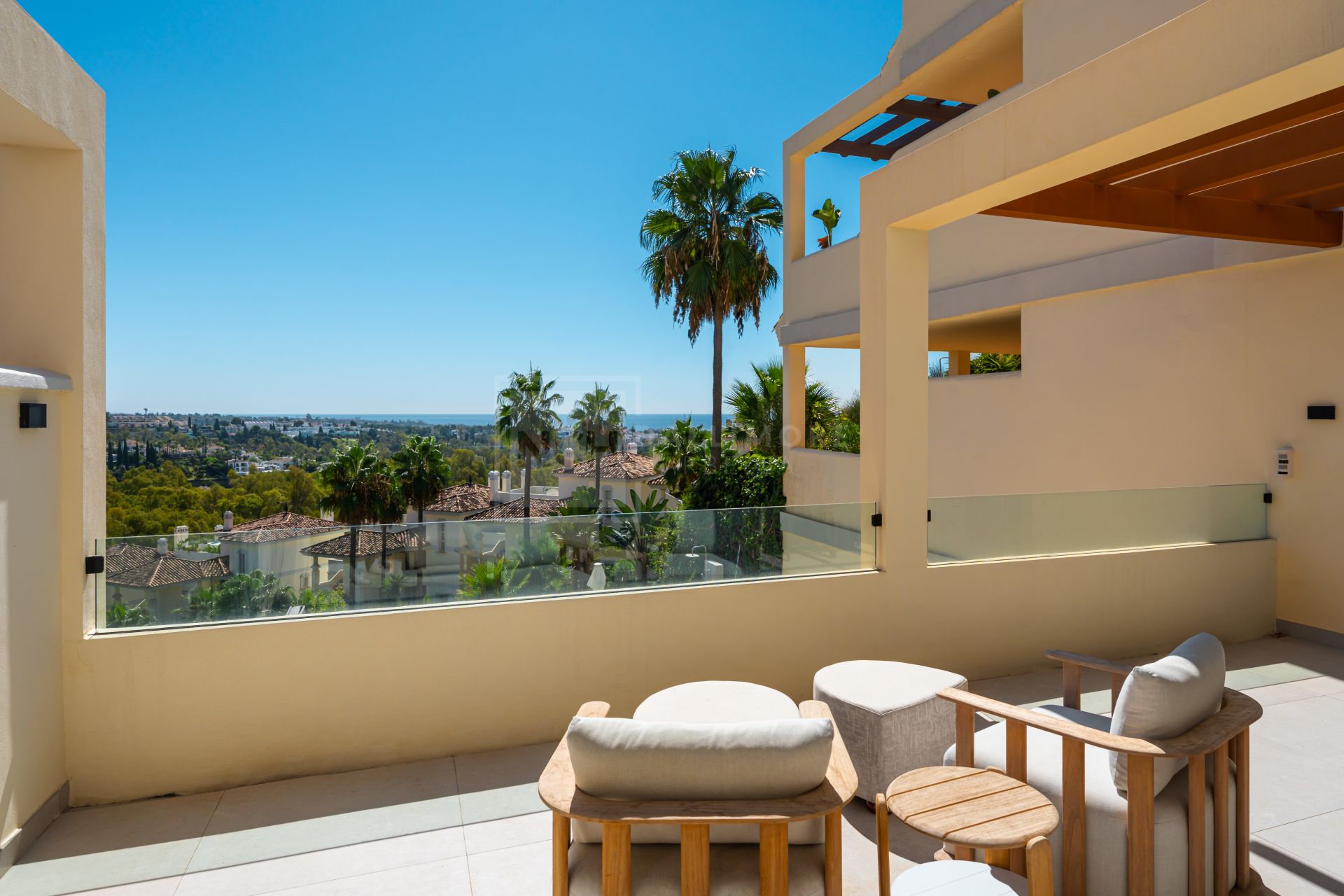 Renovated 3-Bedroom Penthouse With Terrace And La Concha To Sea Views