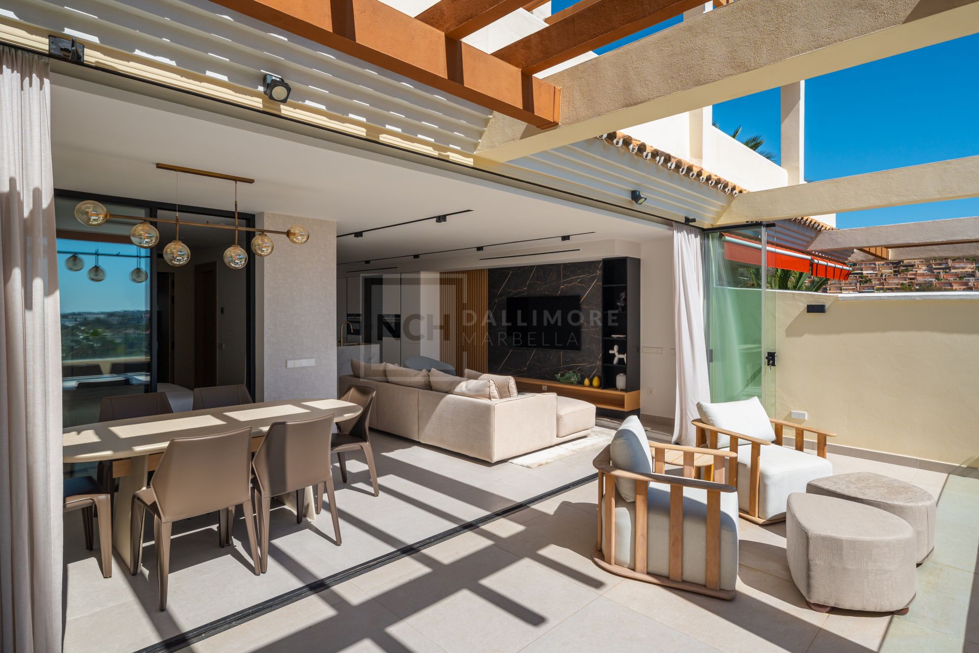 Renovated 3-Bedroom Penthouse With Terrace And La Concha To Sea Views