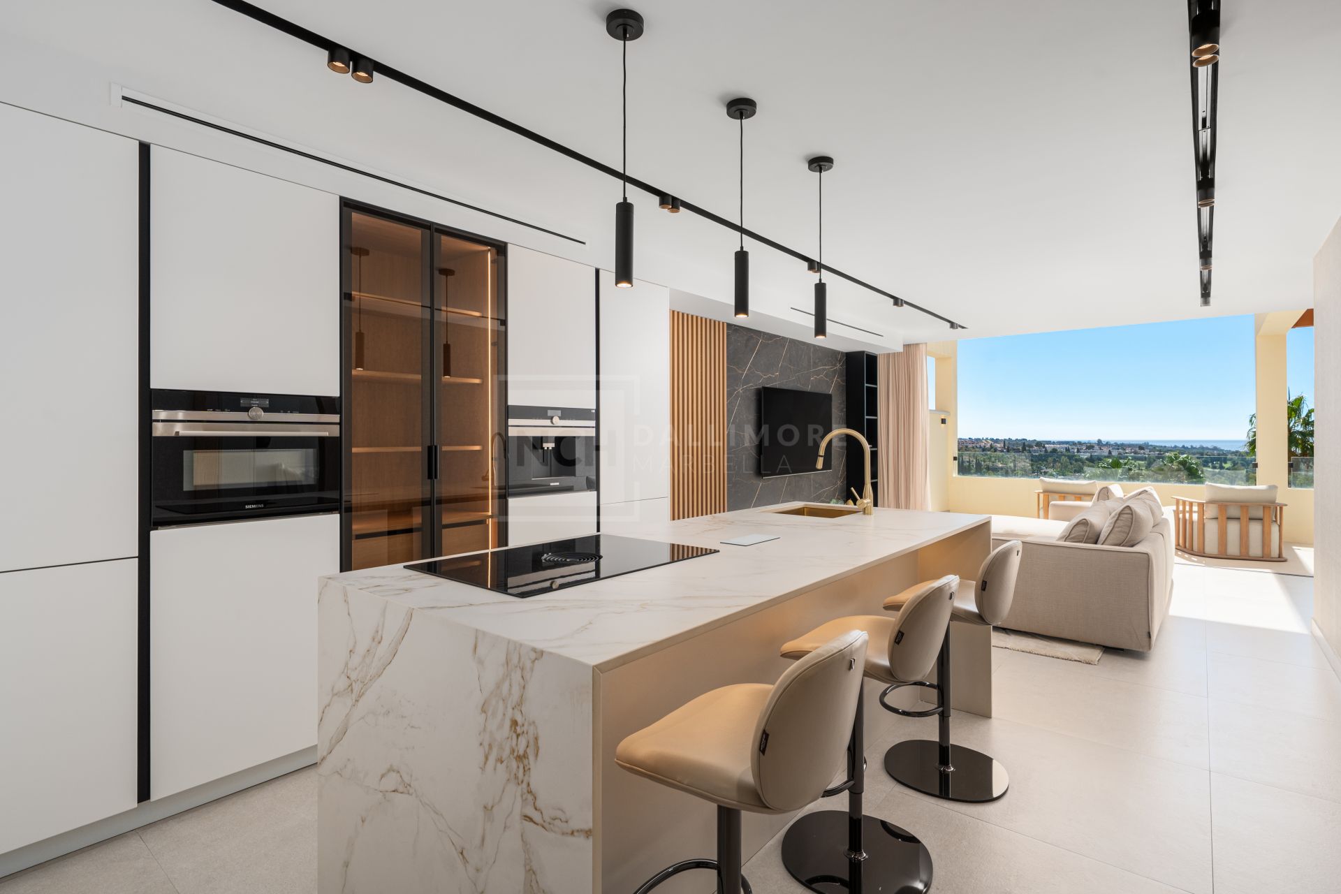 Renovated 3-Bedroom Penthouse With Terrace And La Concha To Sea Views