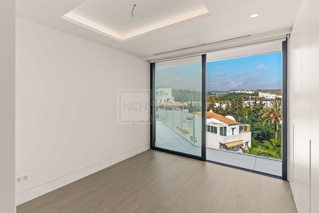 Exclusive Beachfront Duplex Penthouse in The Sapphire, Estepona